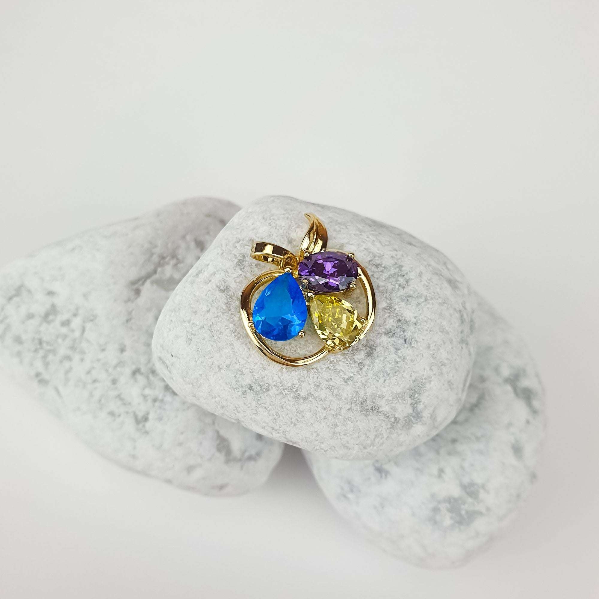 Stilīgs ābola kulons ar mirdzošiem zilajiem, violetajiem un zaļajiem kristāliem | ROTAS69