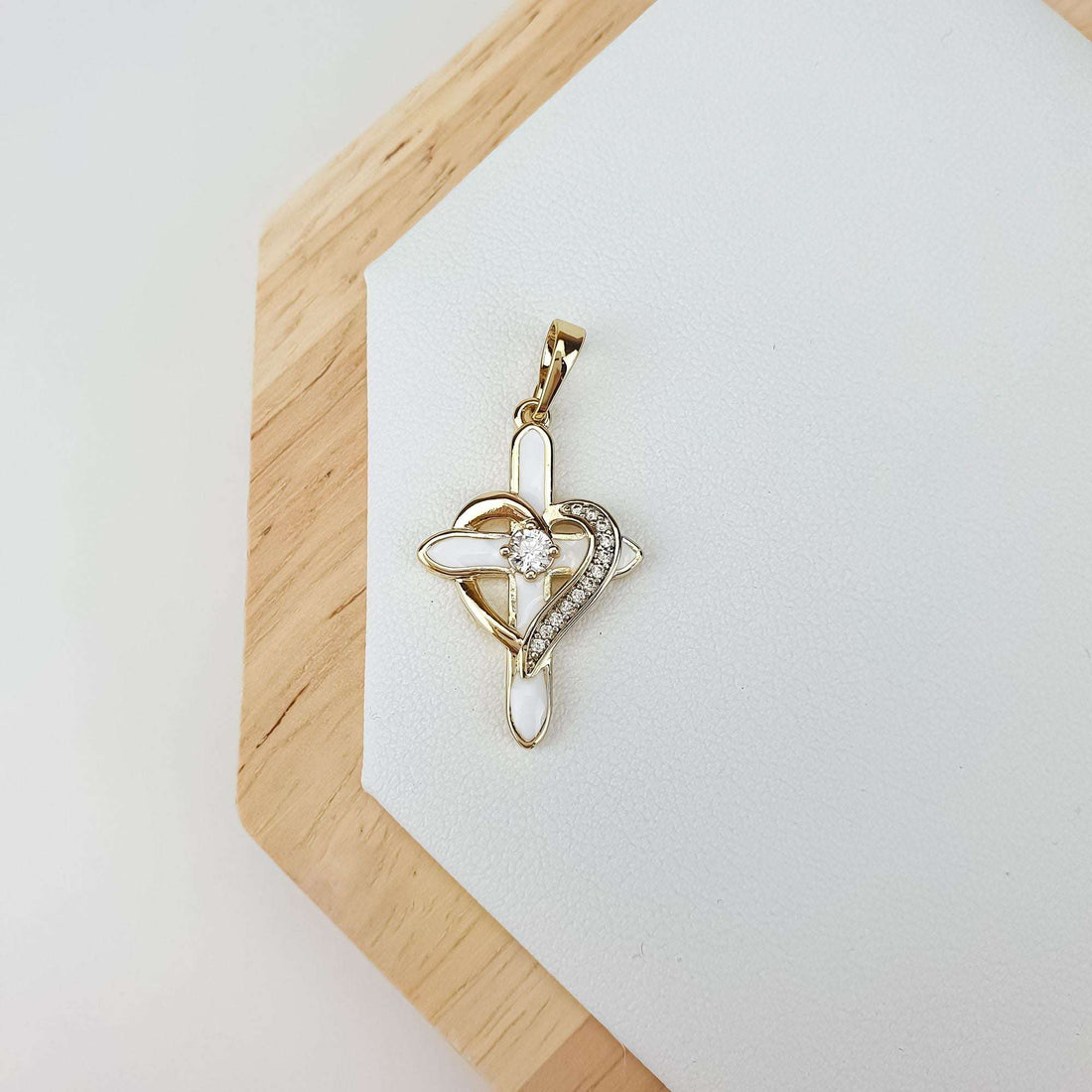 Позолоченный кулон с крестом и сердцем в белой эмали на деревянной подставке