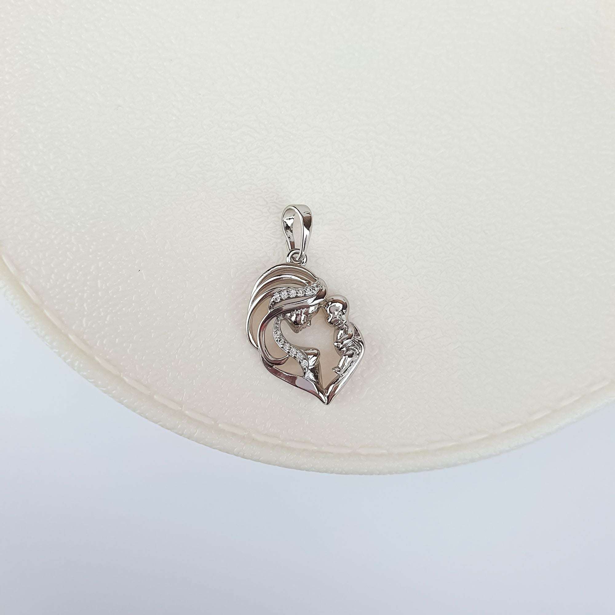 Emocionāls kulons mātei ar bērniņu — simbols maigumam un ģimenes saitēm