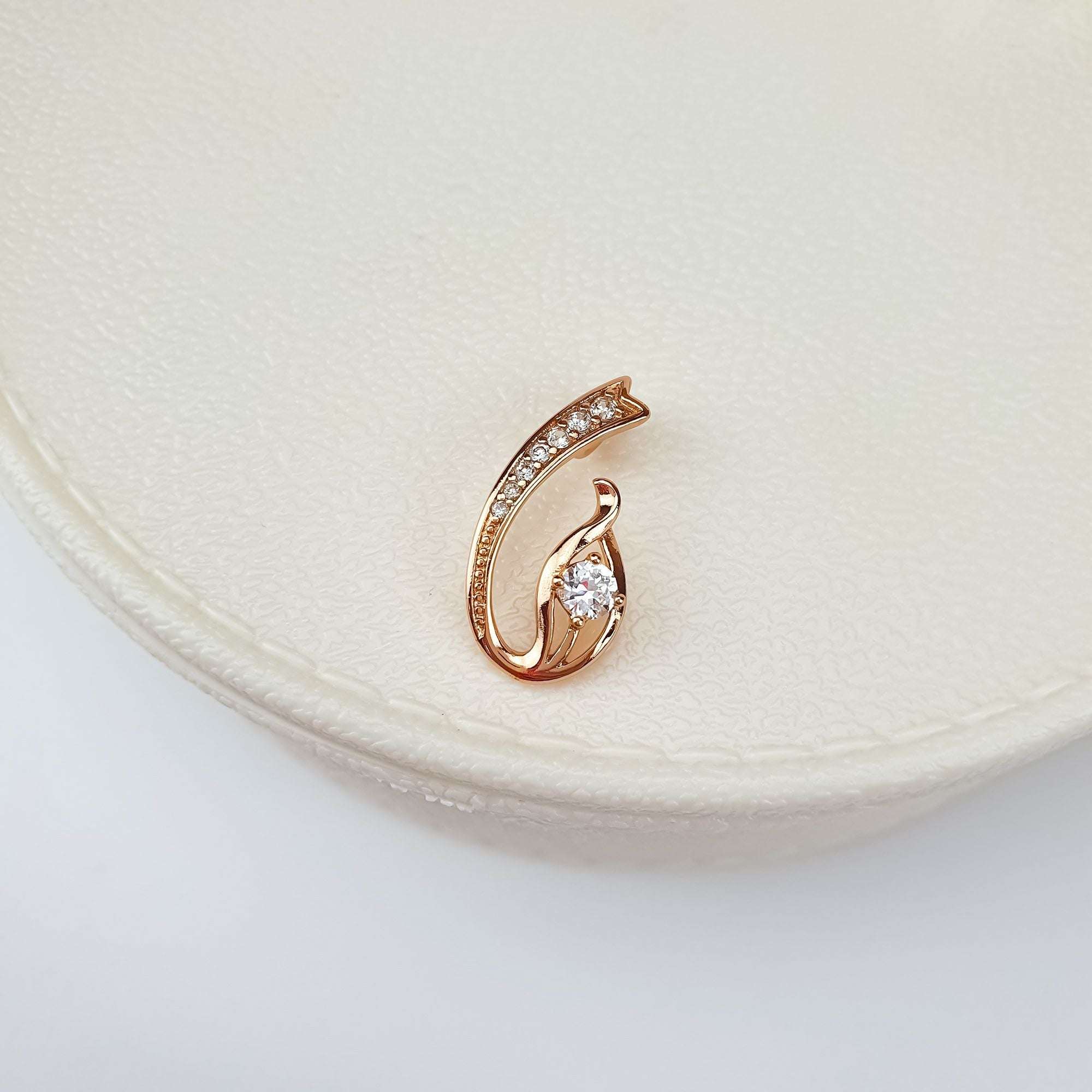 Elegants kulons ar kristāliem – simbols maigumam un mīlestībai