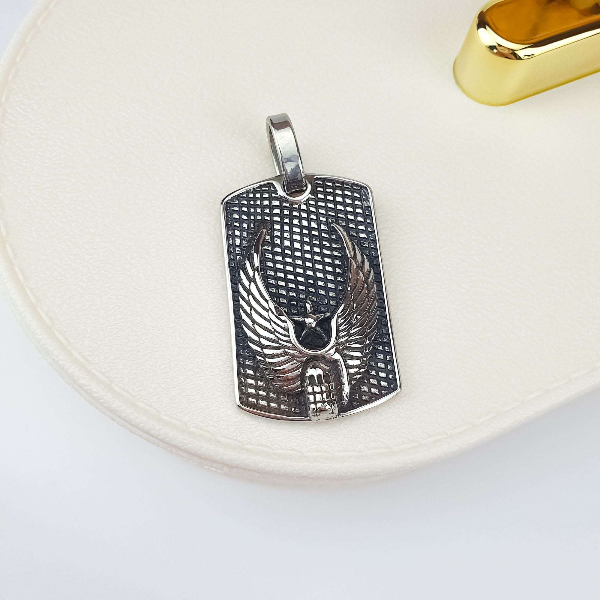Tumšs vīriešu kulons ar reljefu spārnu motīvu