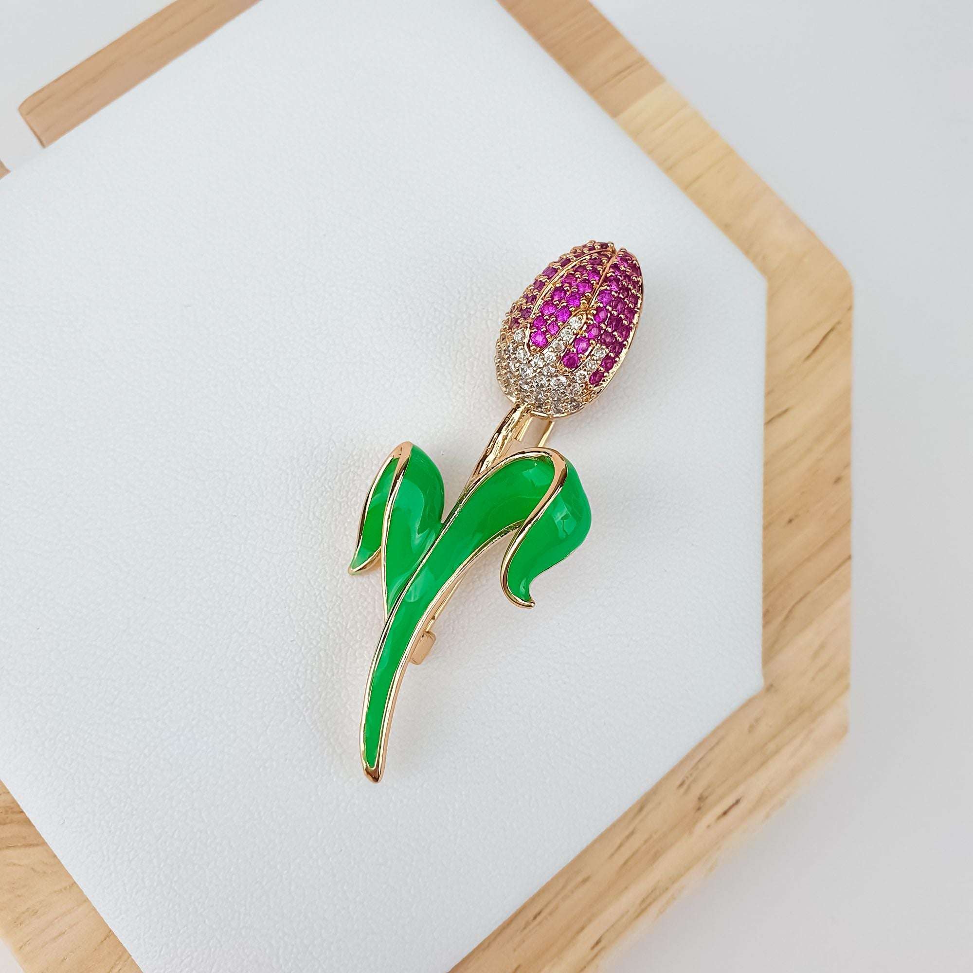 Eleganta, medicīniskā zelta krāsas piespraude ar puķes dizainu