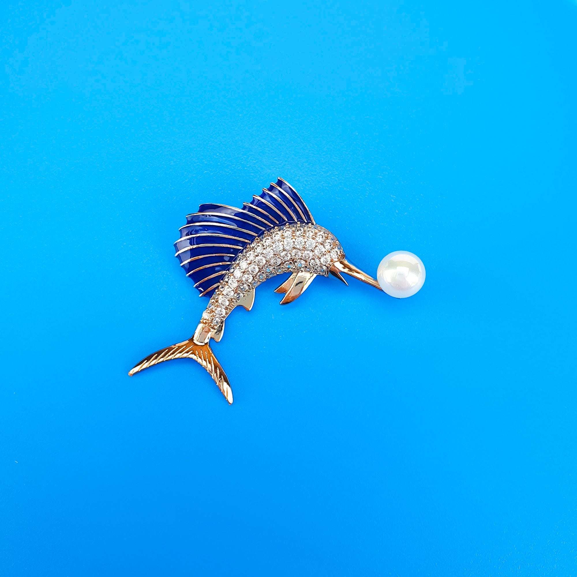 Stilīga zivs piespraude ar dzirkstošiem kristāliem