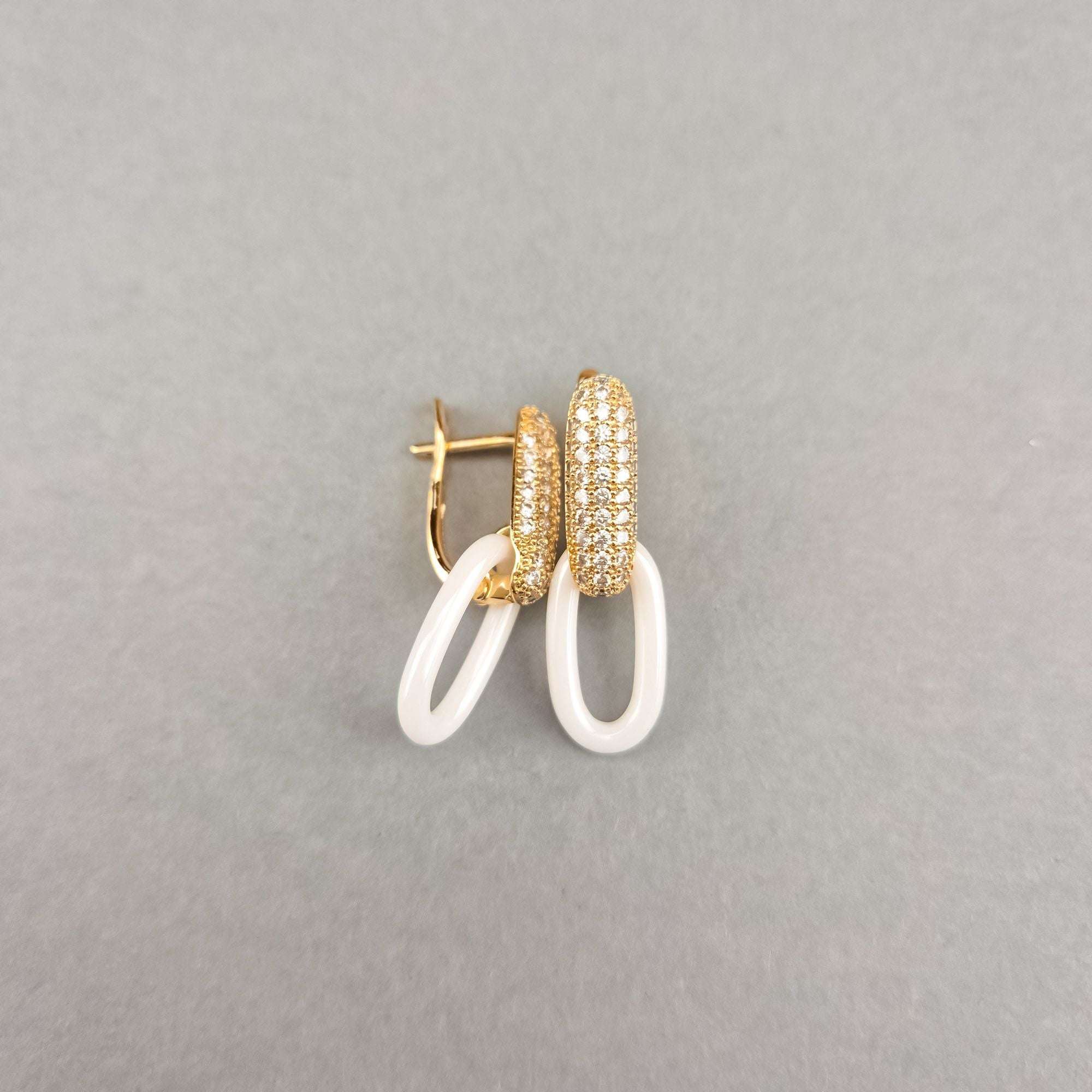 Eleganti auskari ar 18k pārklājumu, baltu keramiku un angļu aizdari
