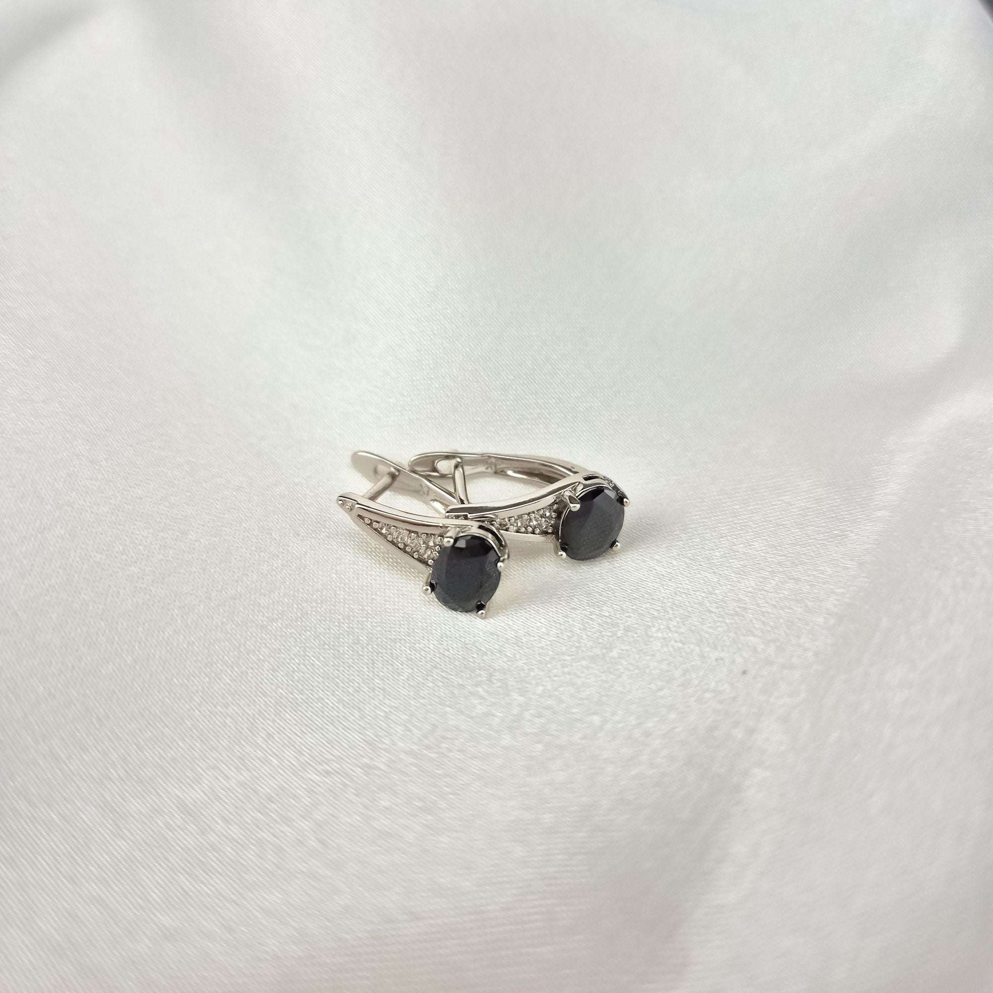 Eleganti auskari 15 mm garumā ar angļu aizdari un mirdzošiem kristāliem