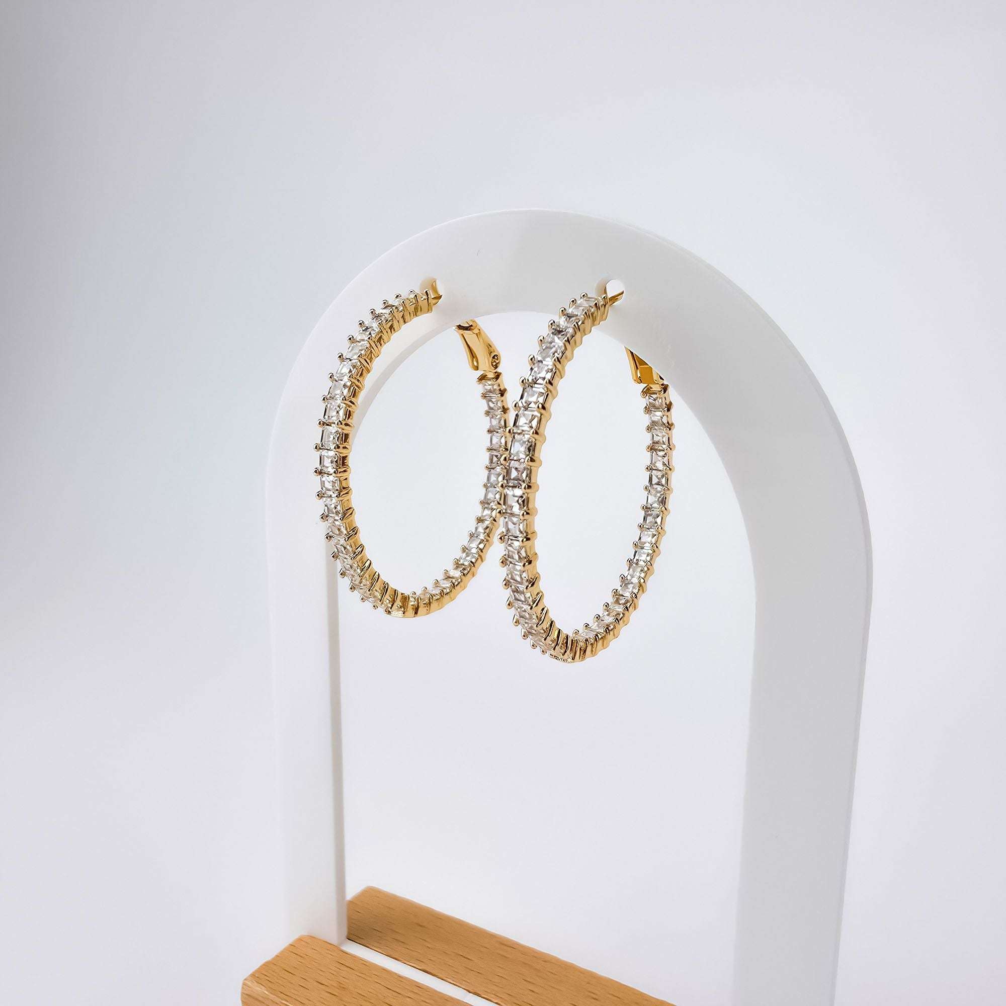 Sieviešu auskari ar mirdzošiem akcentiem – piemēroti ikdienai un svētkiem | ROTAS69