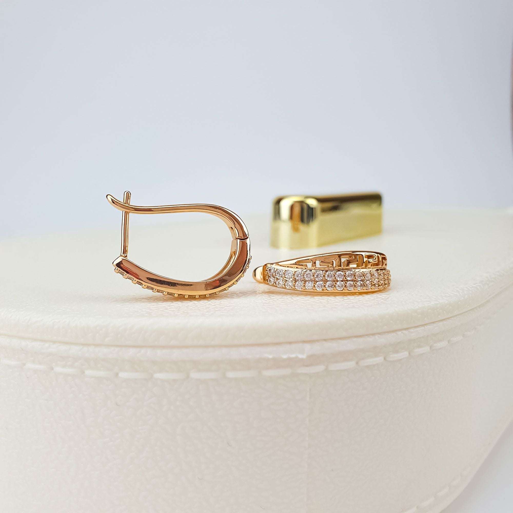 Mirdzoši apzeltīti auskari ar kristāliem