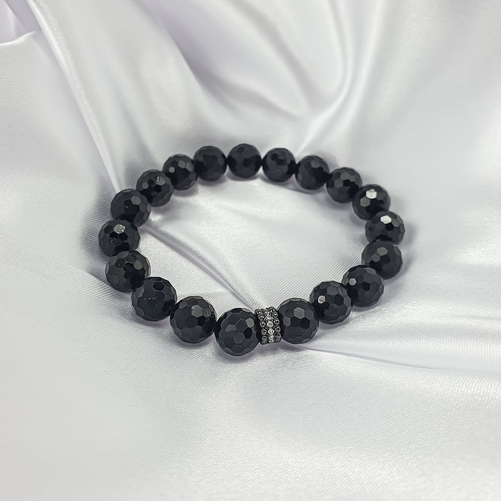 Spīdīga fasetēta melna rokassprādze ar kristālu