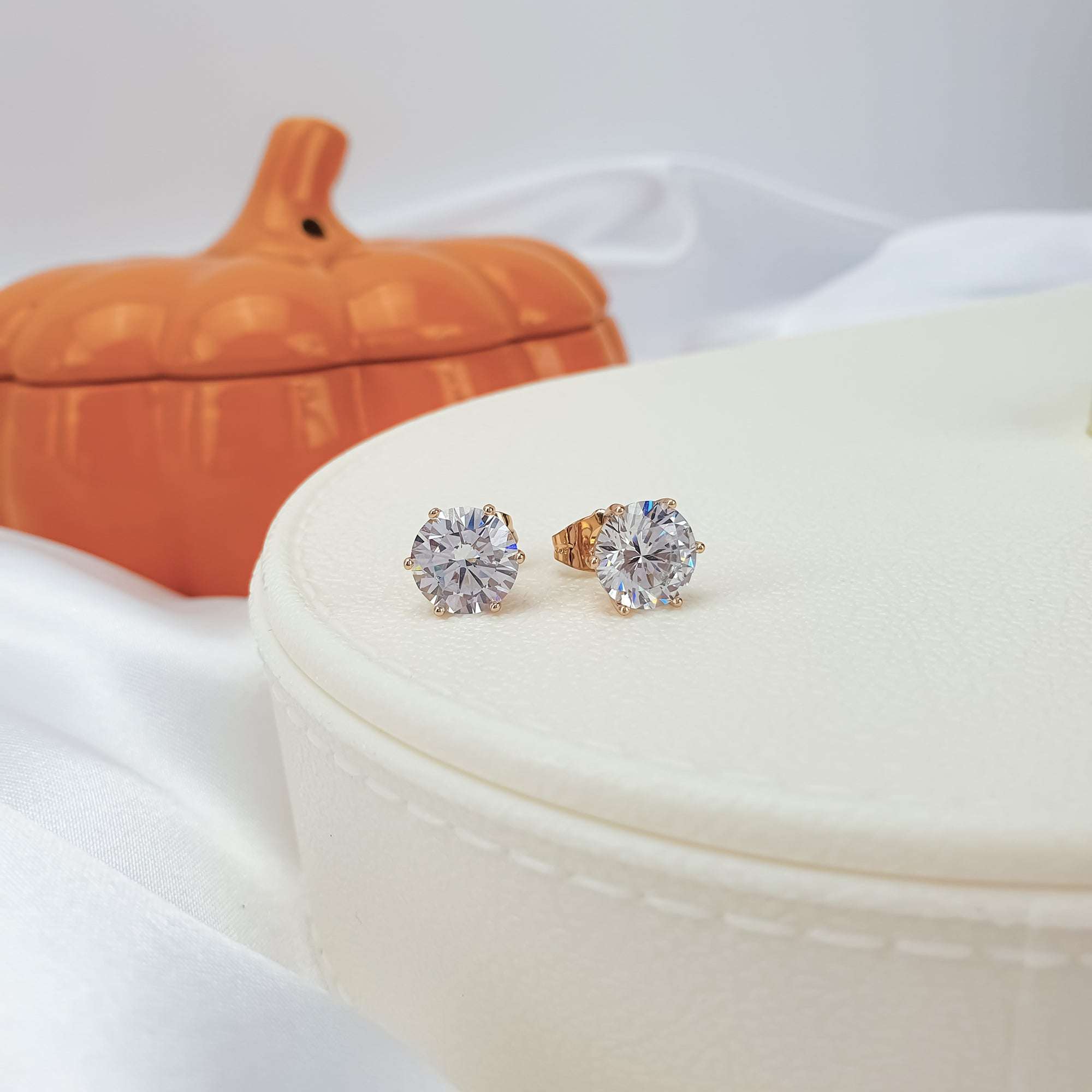 Elegantas apzeltītas nagliņas ar balto akmeni