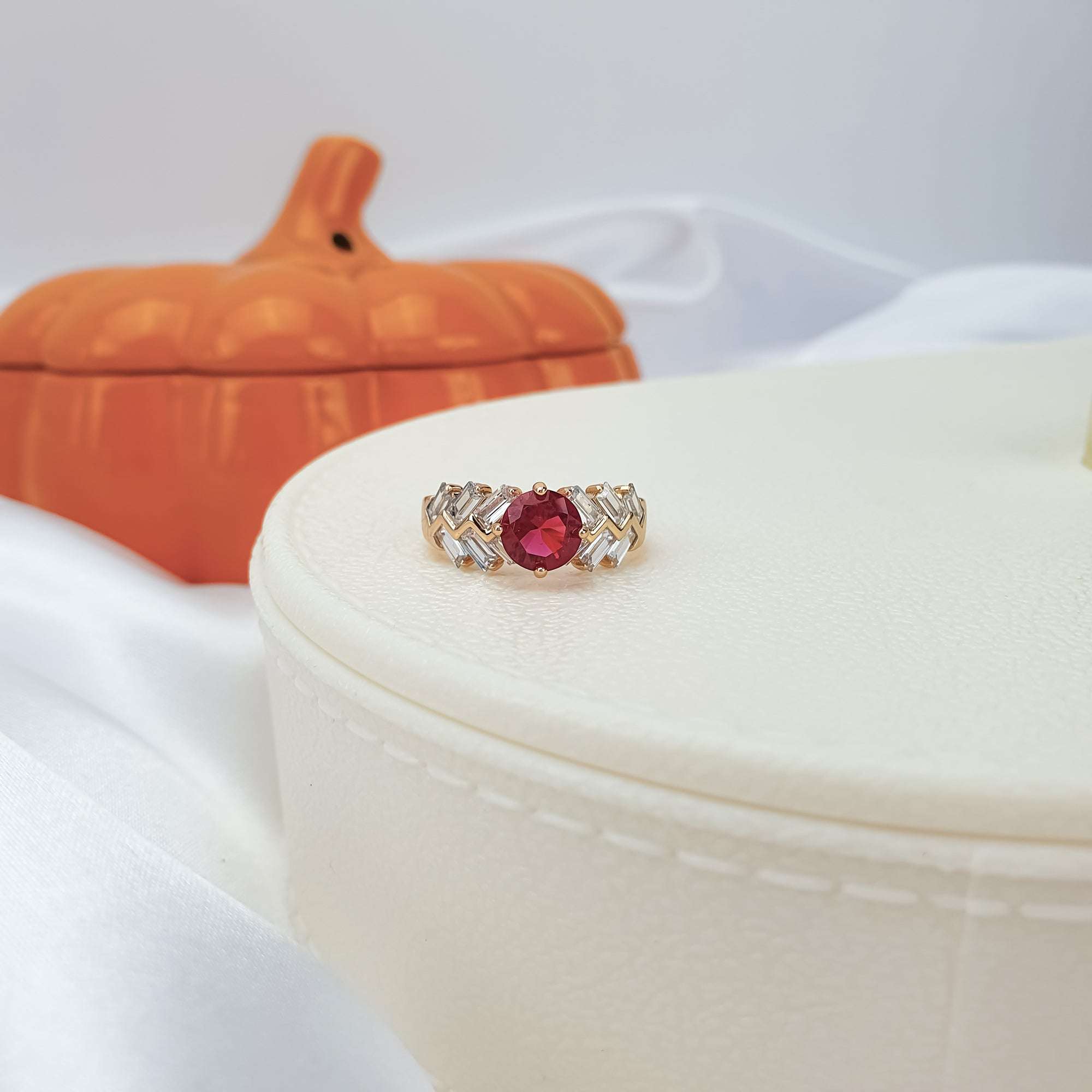 Gredzens ar ģeometrisku dizainu un cirkoniem