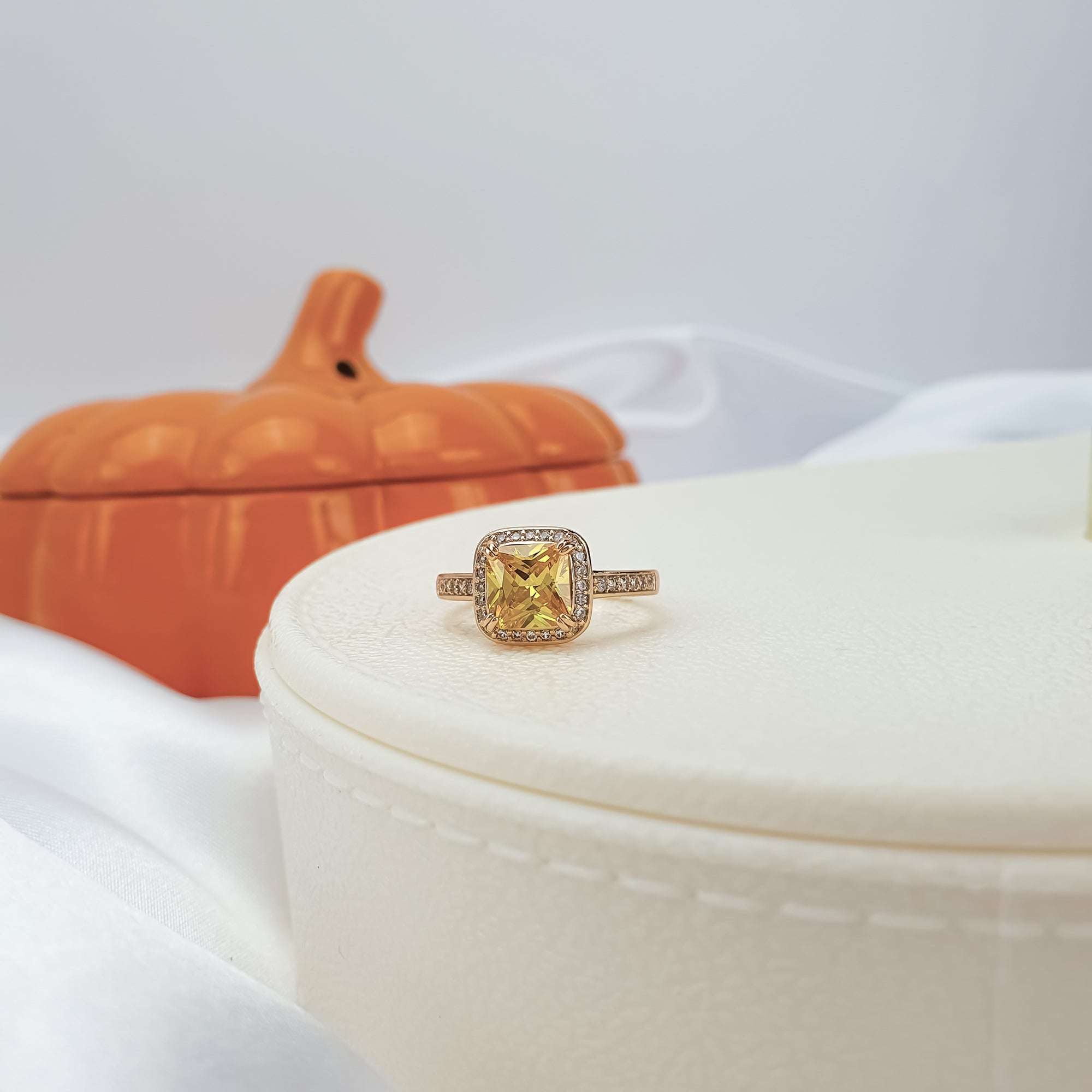 Sieviešu gredzens ar dzeltenu cirkonu un baltajiem akcentiem