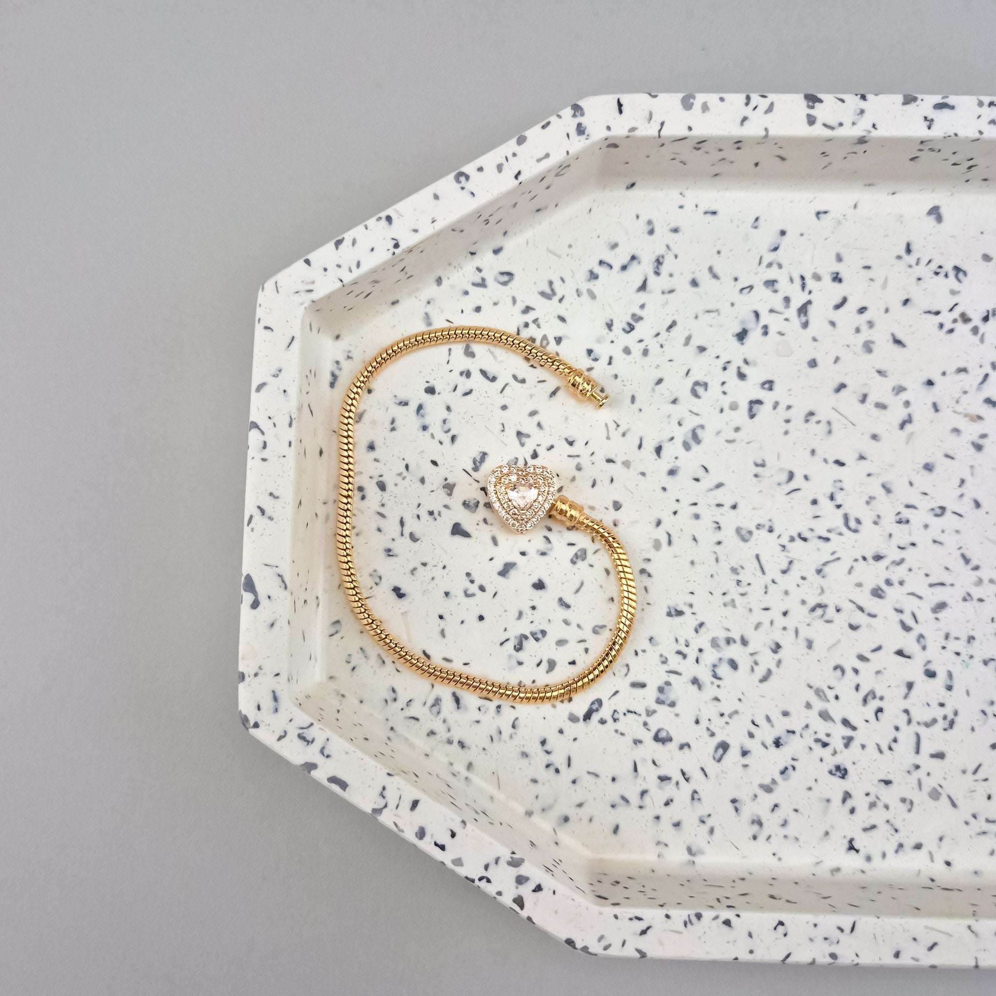 ROTAS69 aproce ar īsta zelta pārklājumu un elegantu sirdi