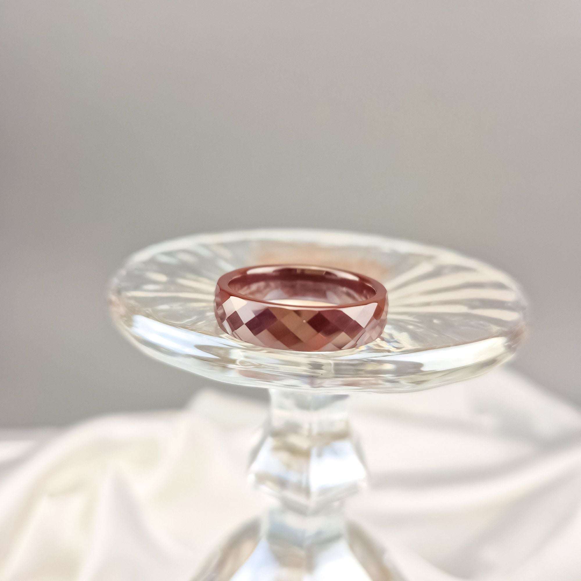 Sieviešu elegants gredzens brūnā tonī no keramikas