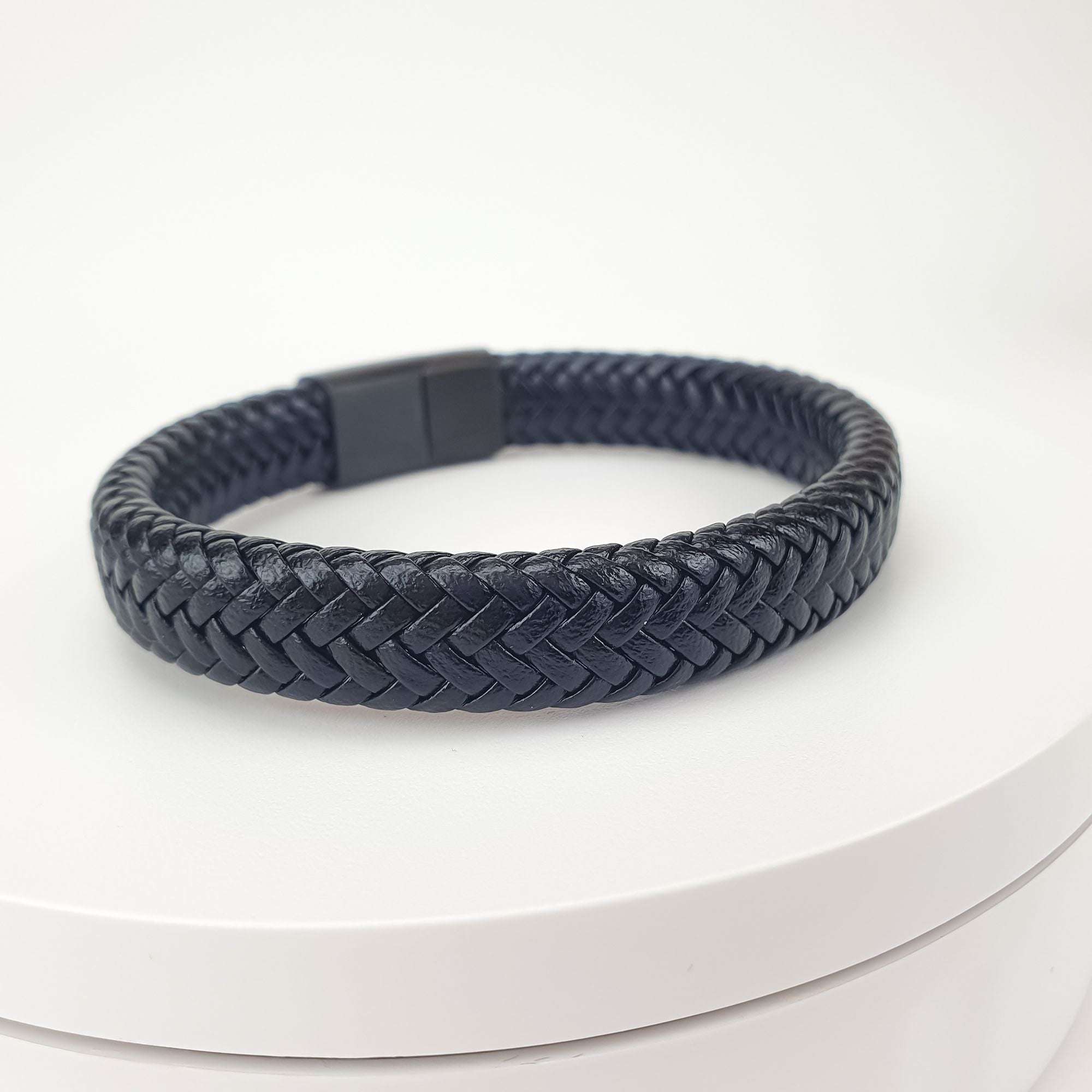 Stilīga melna rokassprādze no ādas ar vienkāršu dizainu