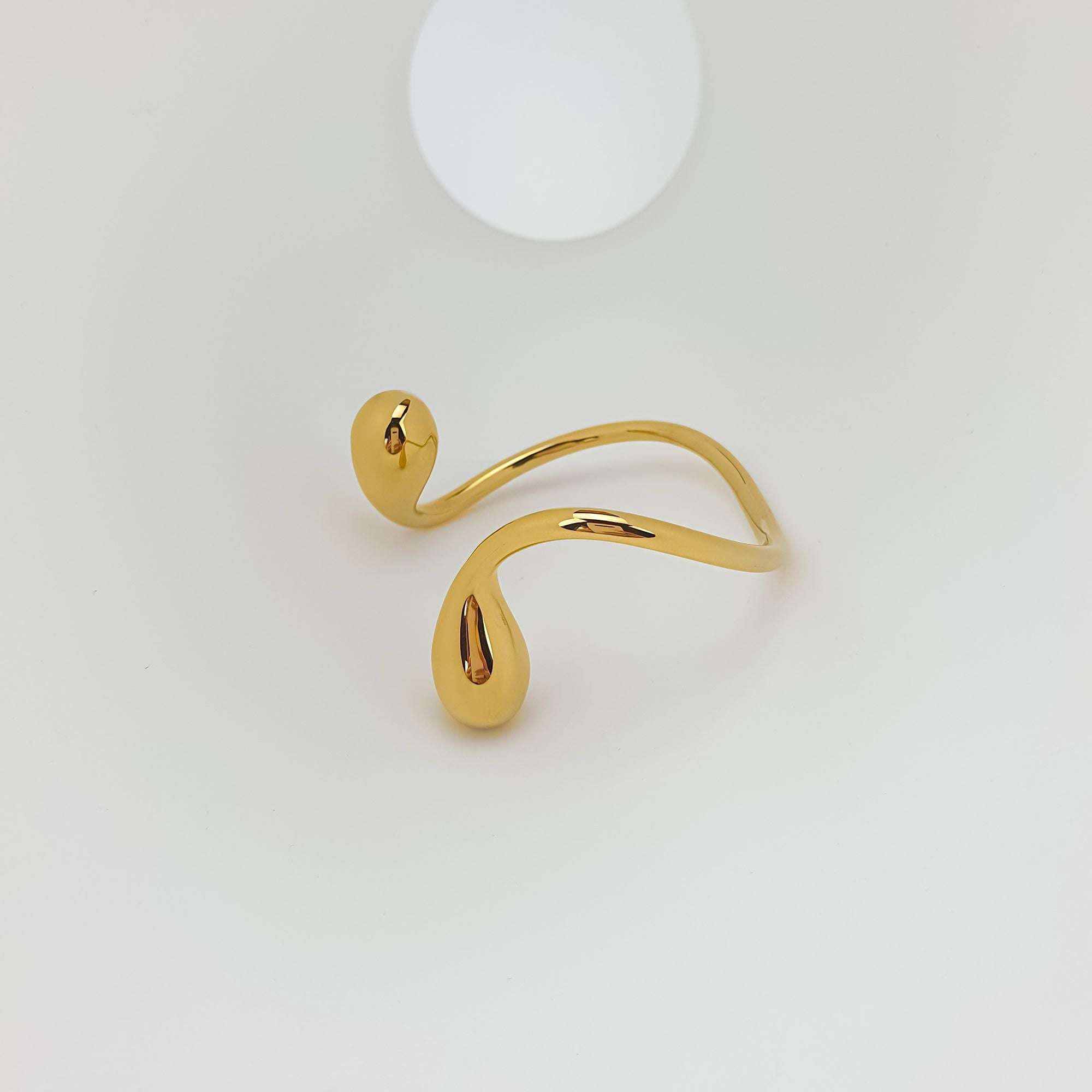 Eleganta apzeltīta rokassprādze ar asimetrisku formu