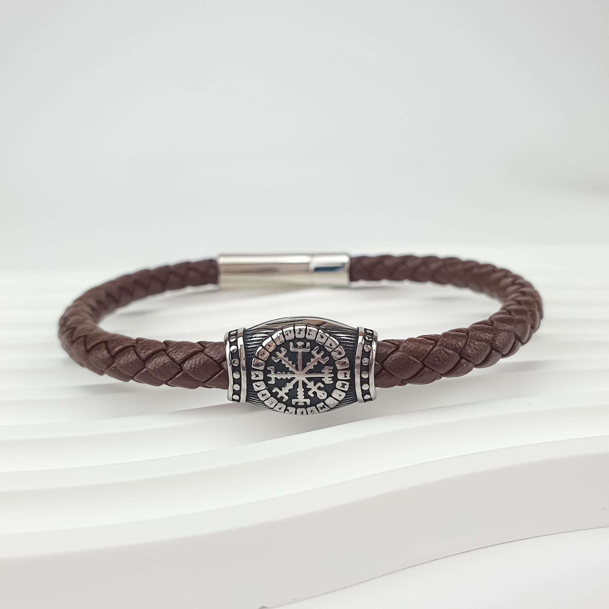 Brūna ādas rokassprādze ar klasisku metāla aizdari