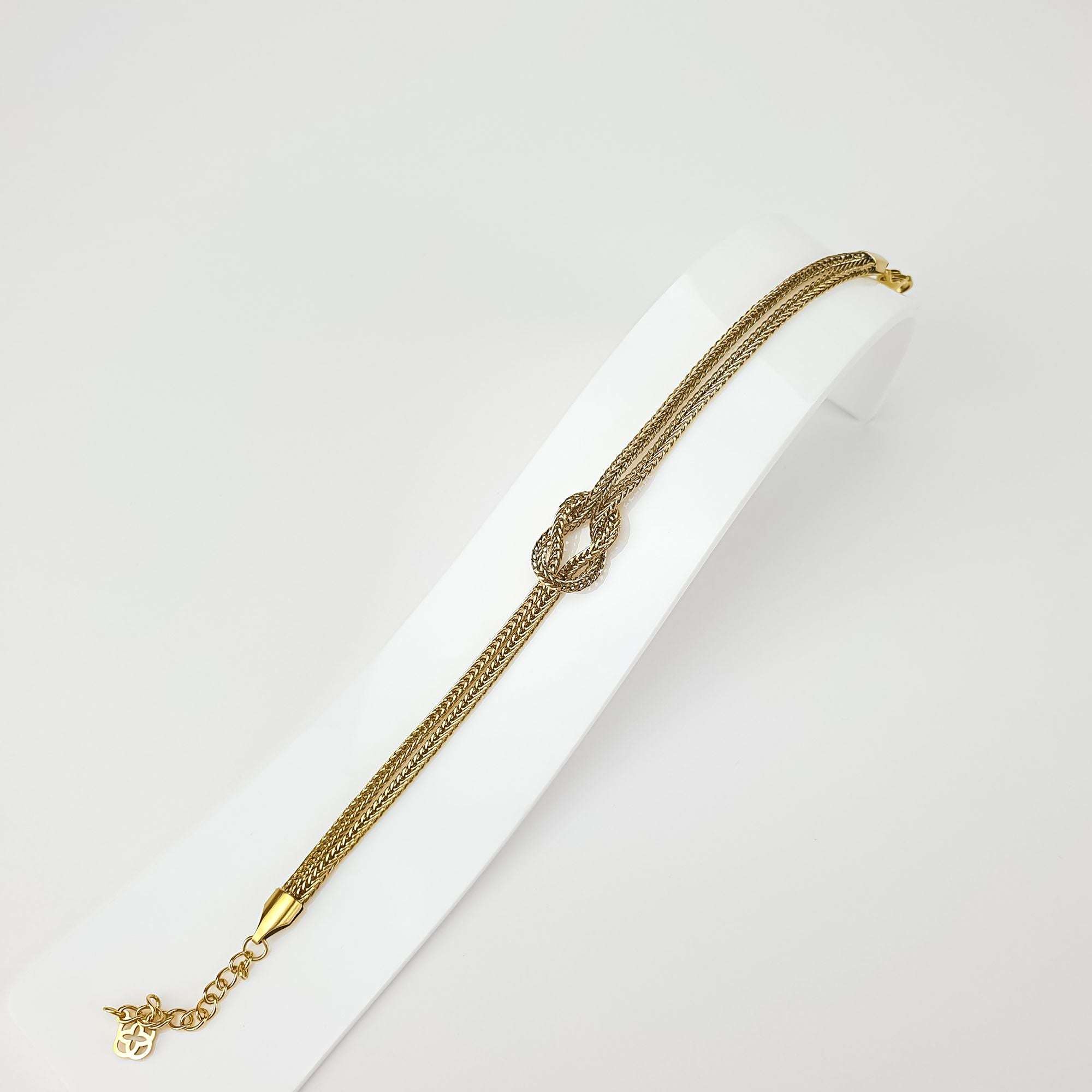 Rokassprādze ar karabīnes slēdzeni un regulējamu ķēdīti ar mezgla motīvu