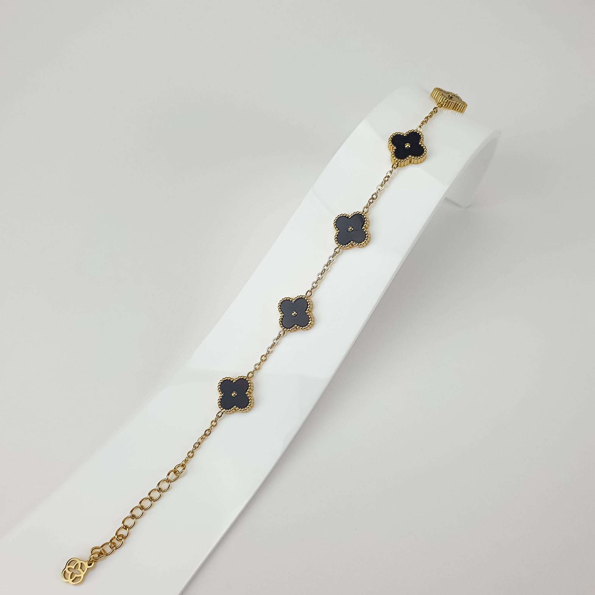 Sieviešu rokassprādze ar simboliskiem melniem ornamentiem