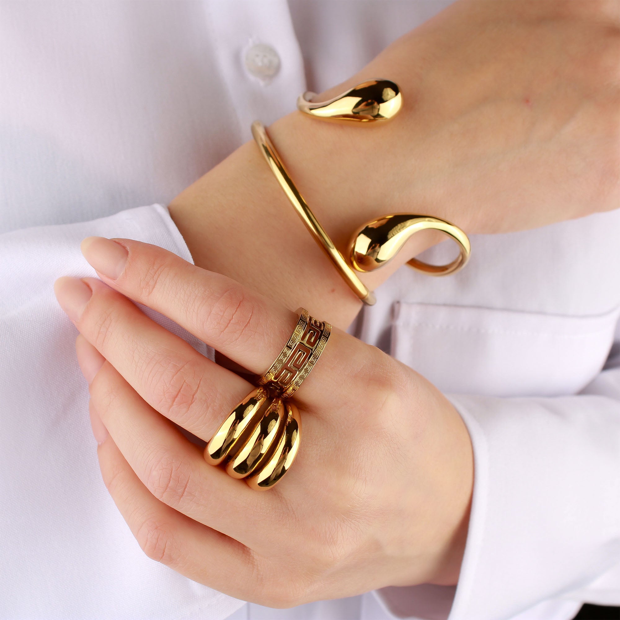 Moderna aproce ar pilienu formas elementiem