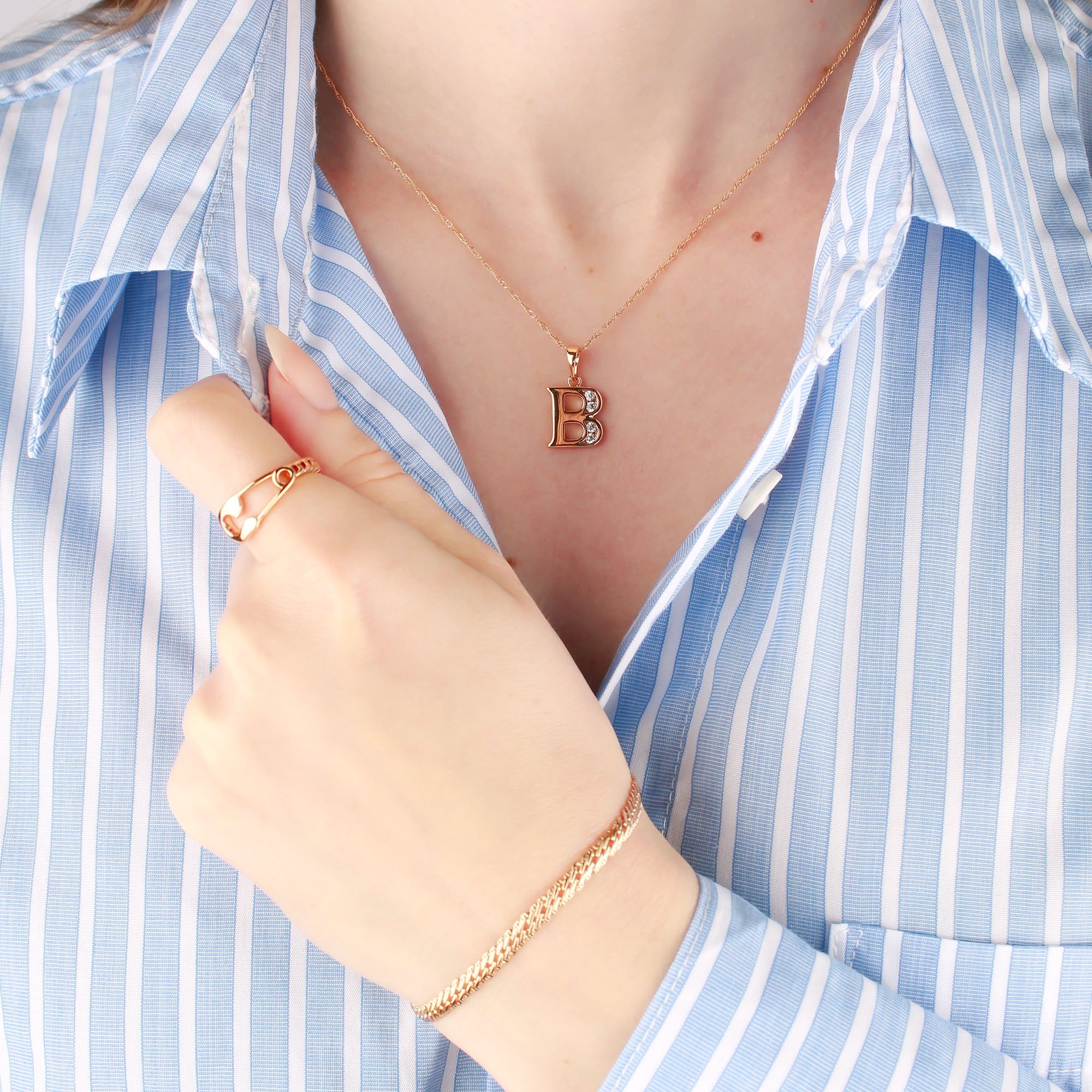 Zelta krasas burta kulons ar cirkoniem