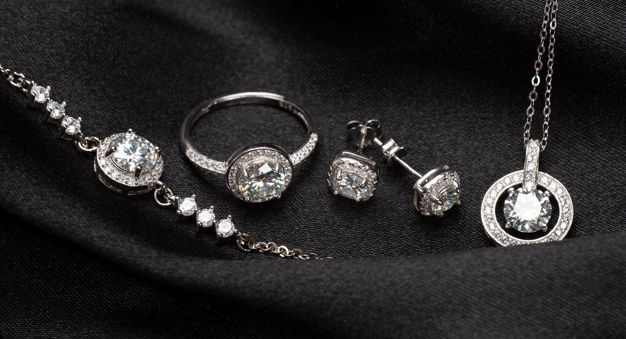 Kā sakombinēt auskarus, kaklarotu un gredzenu vienā elegantā tēlā