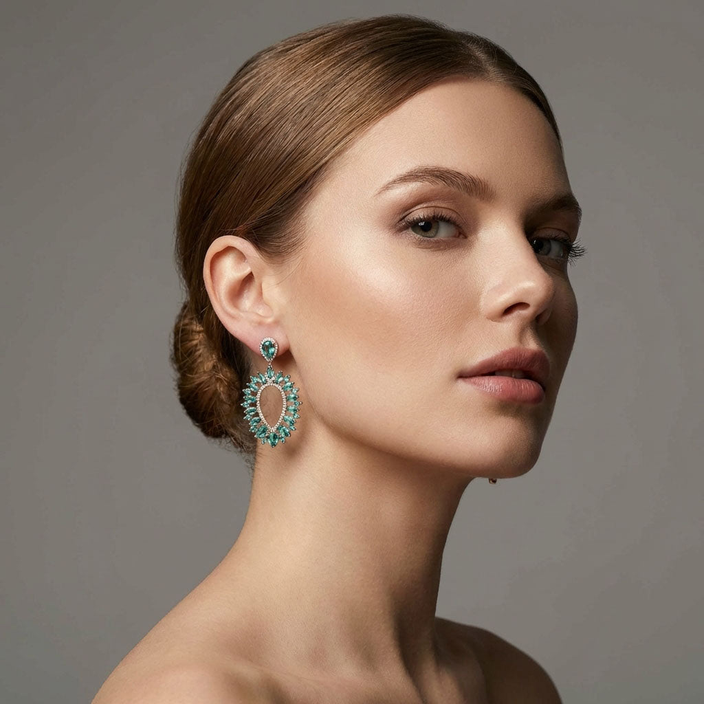 Eleganta sieviete ar stilīgām auskaru rotām – ROTAS69 auskaru kolekcija