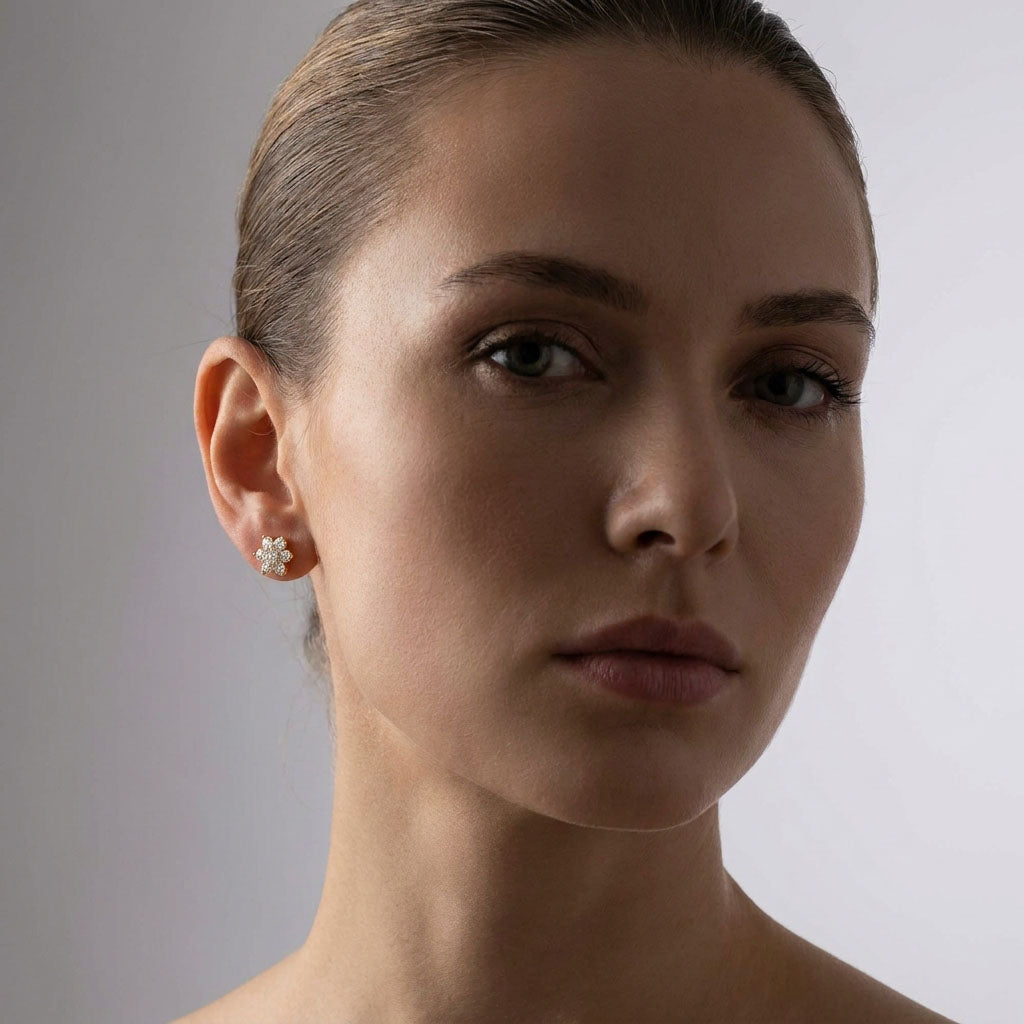 Apzeltītas nagliņas ziedu stilā