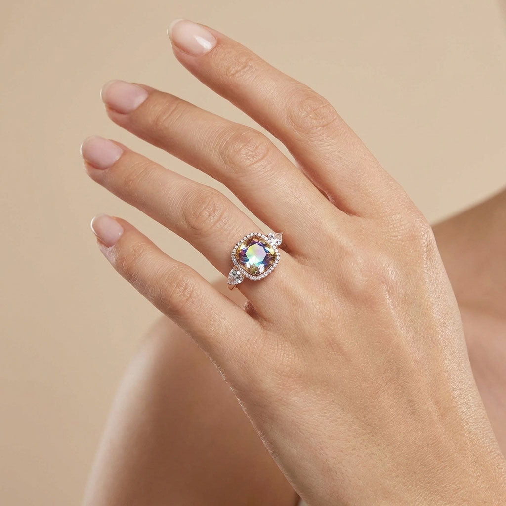 Вечернее кольцо с многоцветным цирконом