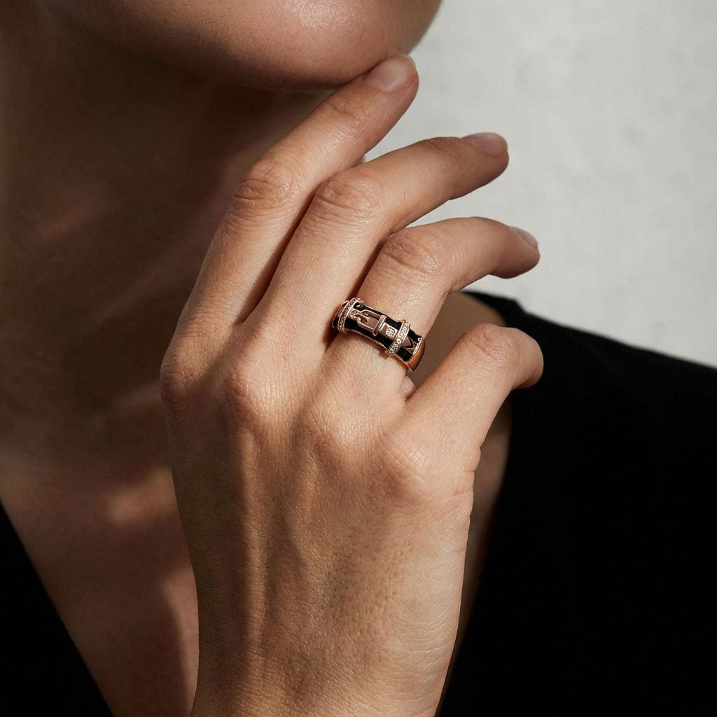 Juodas emalio žiedas su juostiniu dizainu