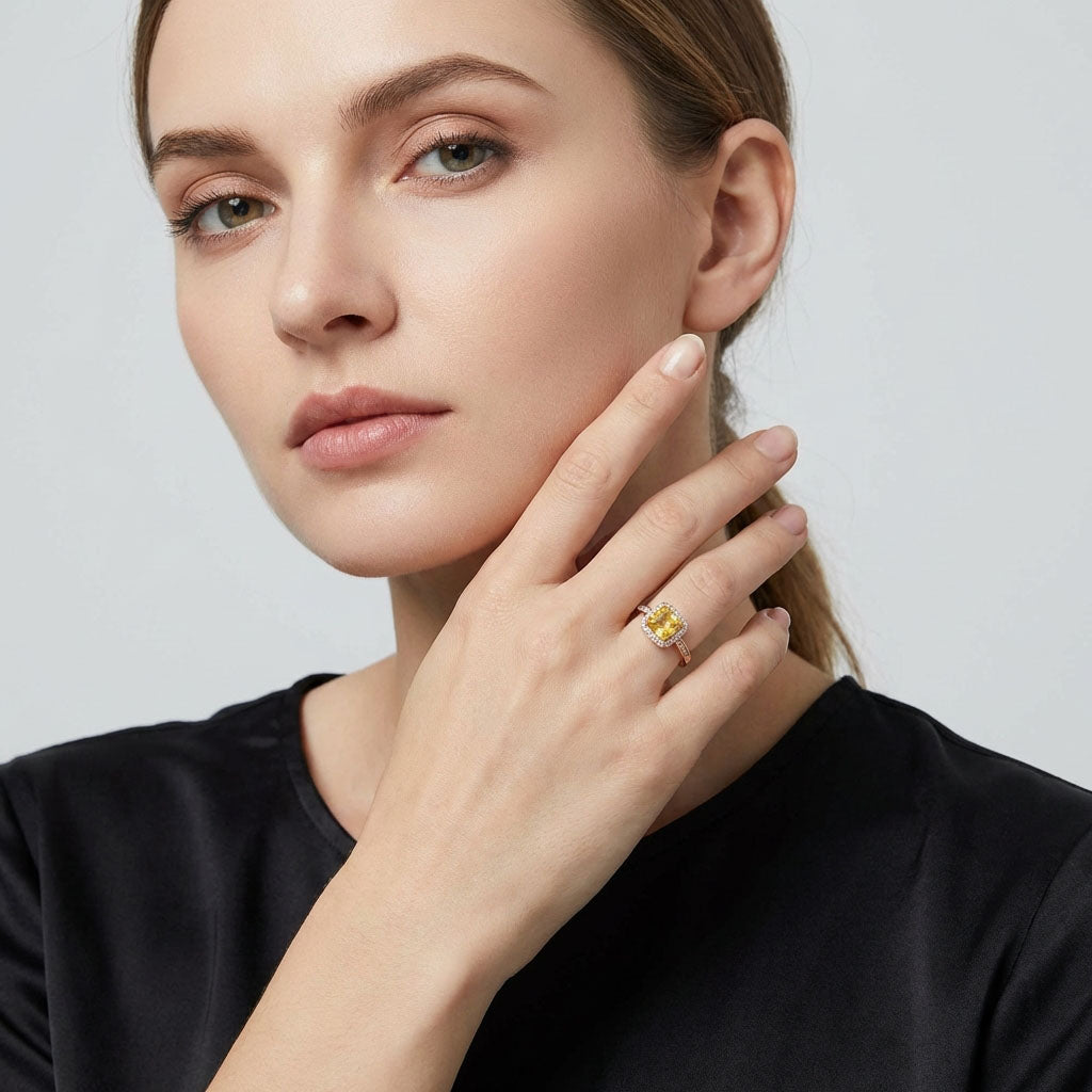 Сверкающее кольцо с желтым цирконом