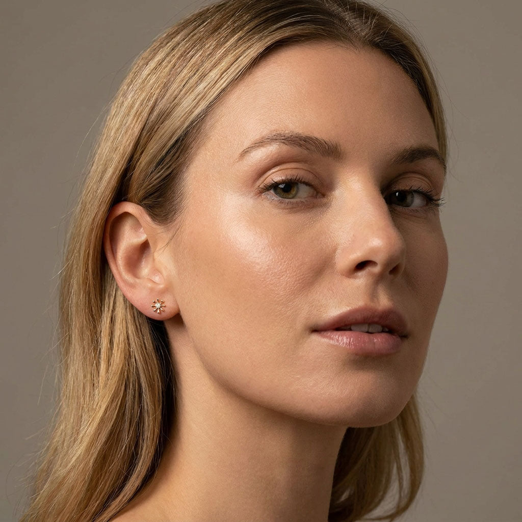 Mazi nagliņ auskari, kuri izskatās ka zieds