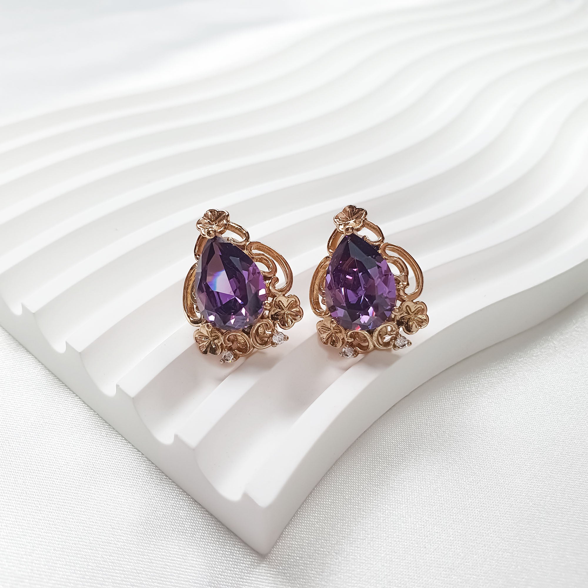 Auskari ar violēto cirkonu, lāses formā