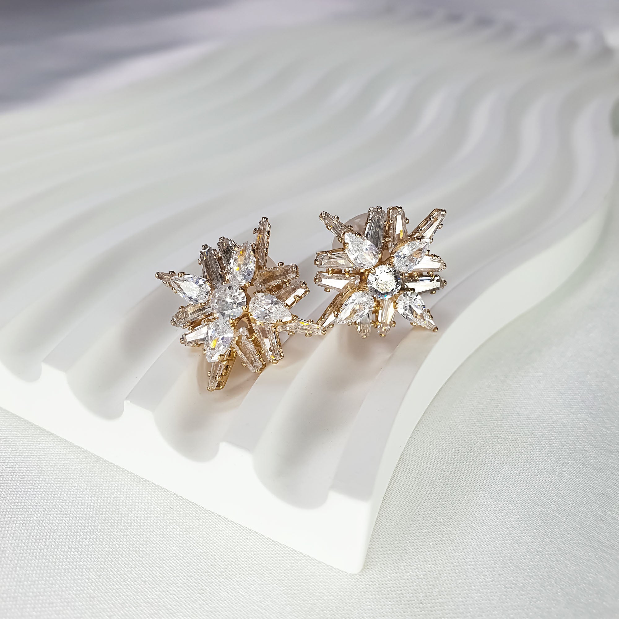 Mirdzošie klipši zieda vai zvaigznes fromā