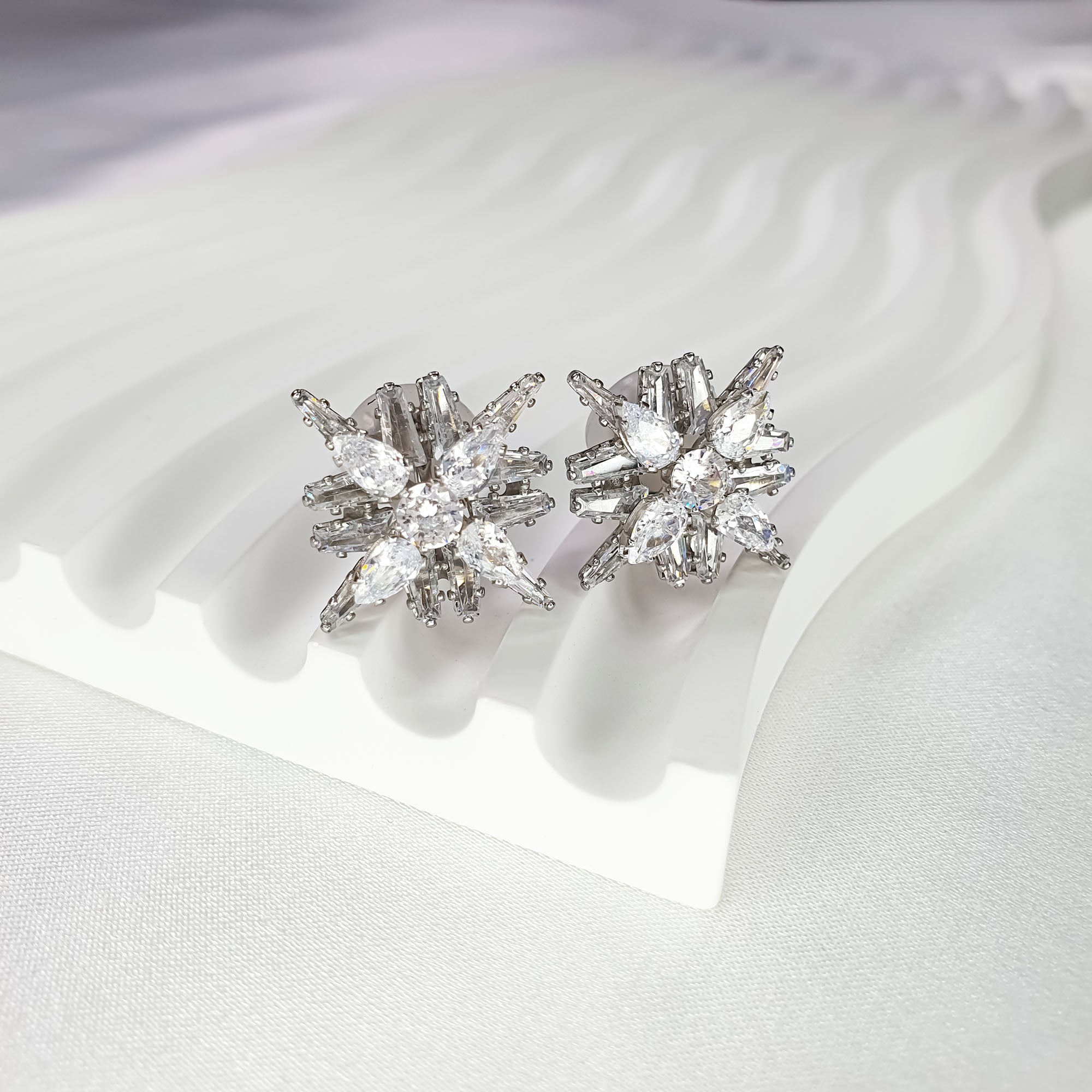 Sniegpārslas vai zieda formas klipšu auskari