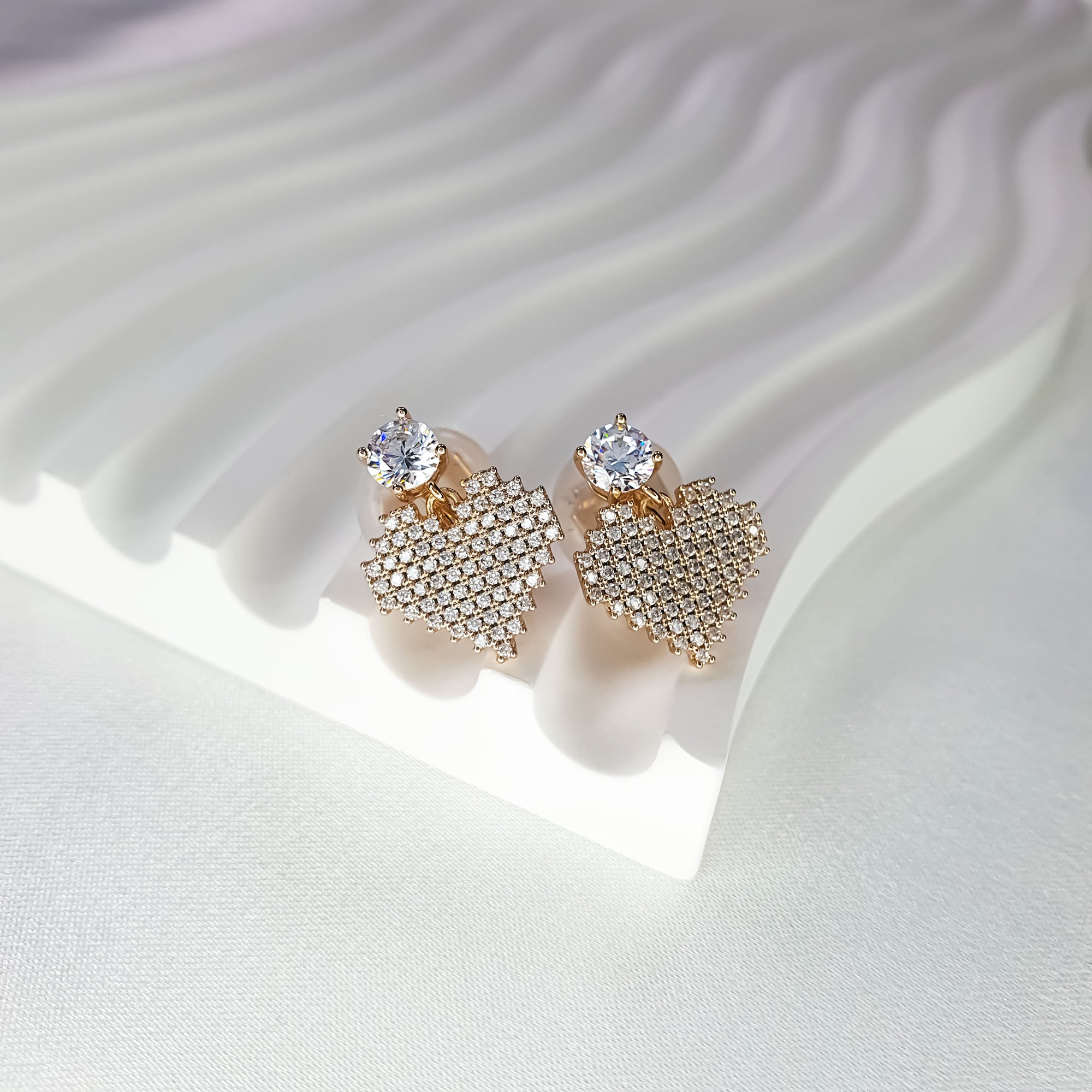 Sirds formas klipšu auskari ar baltiem cirkoniem