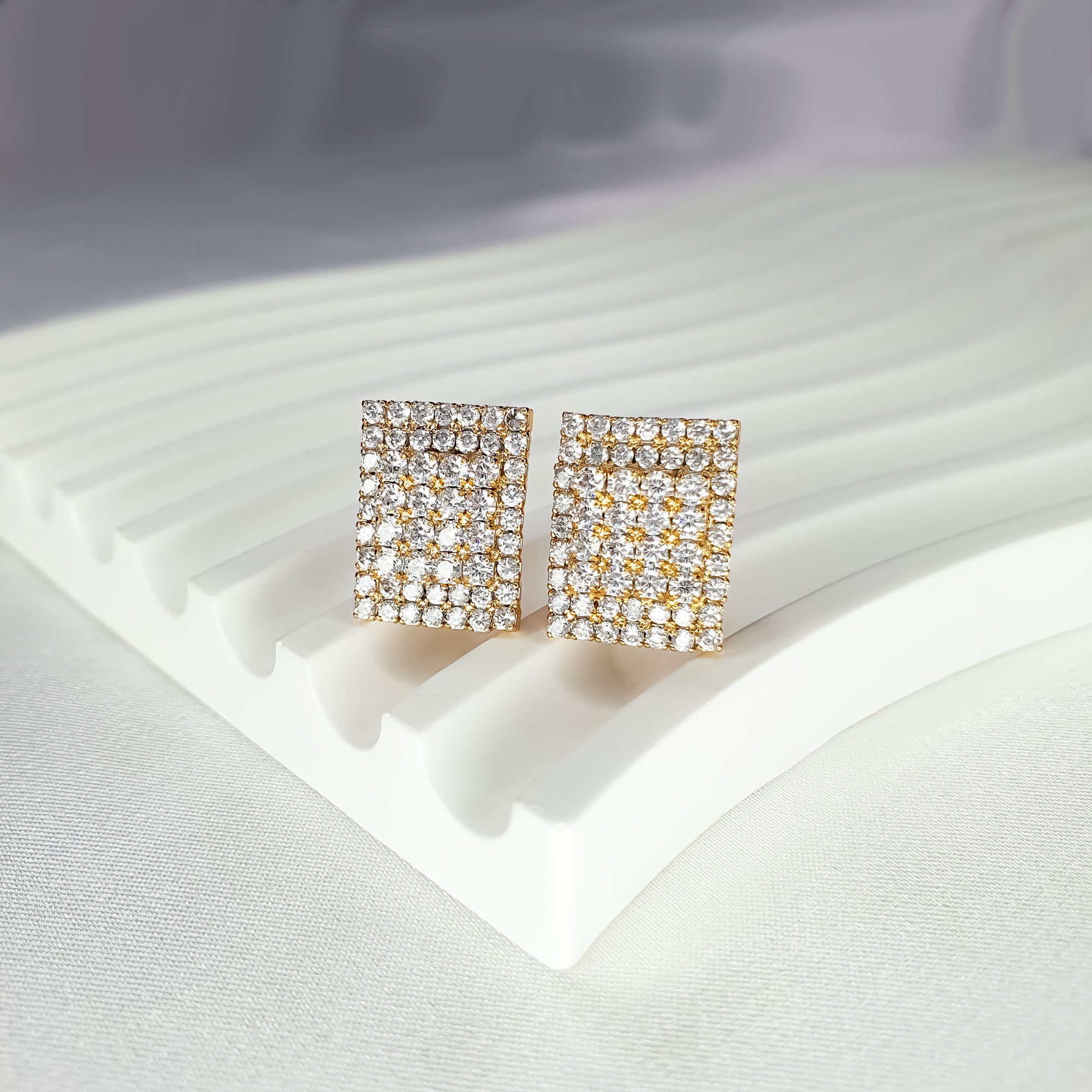 Ģeometriskā dizaina klipši ar cirkoniem