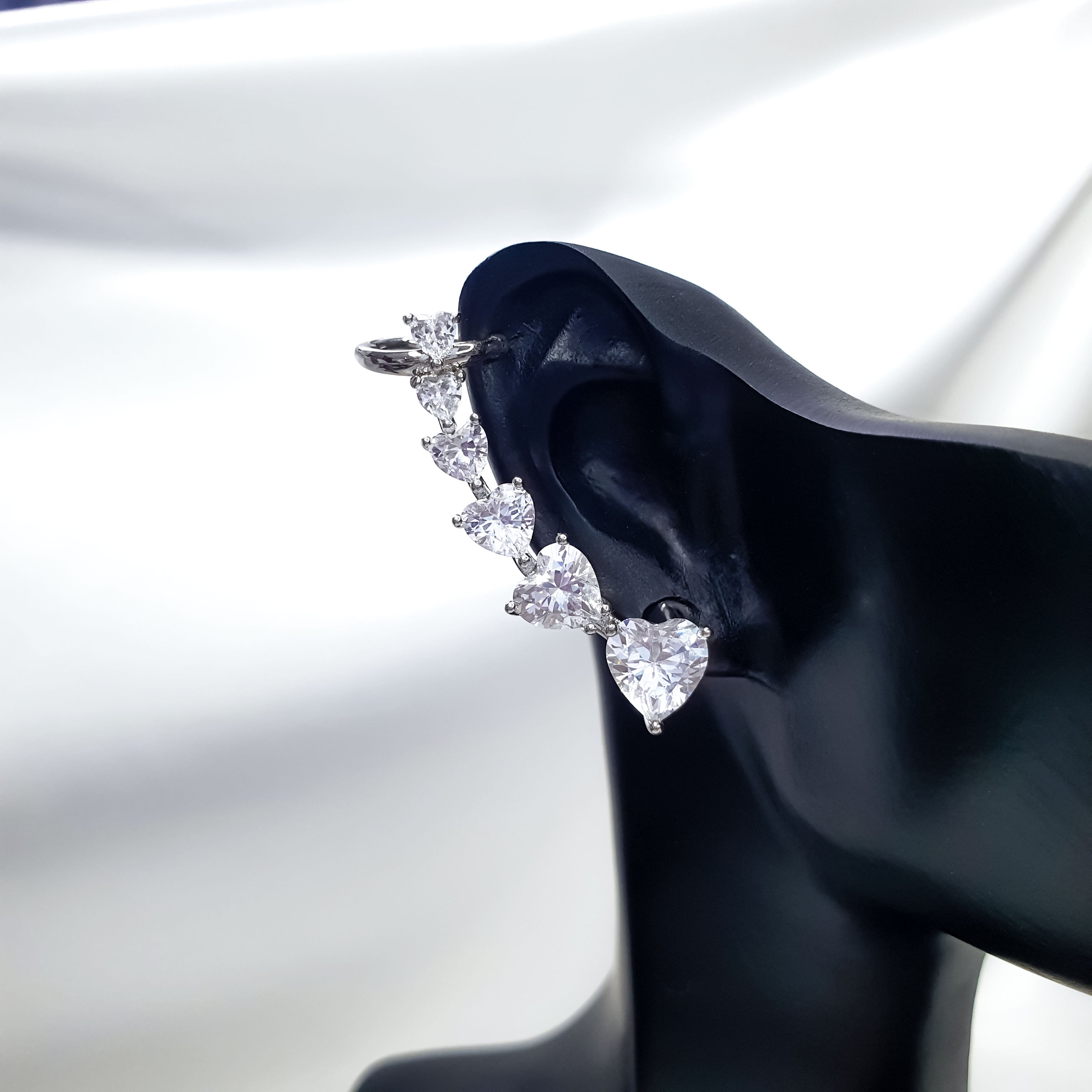 Moderni auskari ar sirds formas cirkoniem