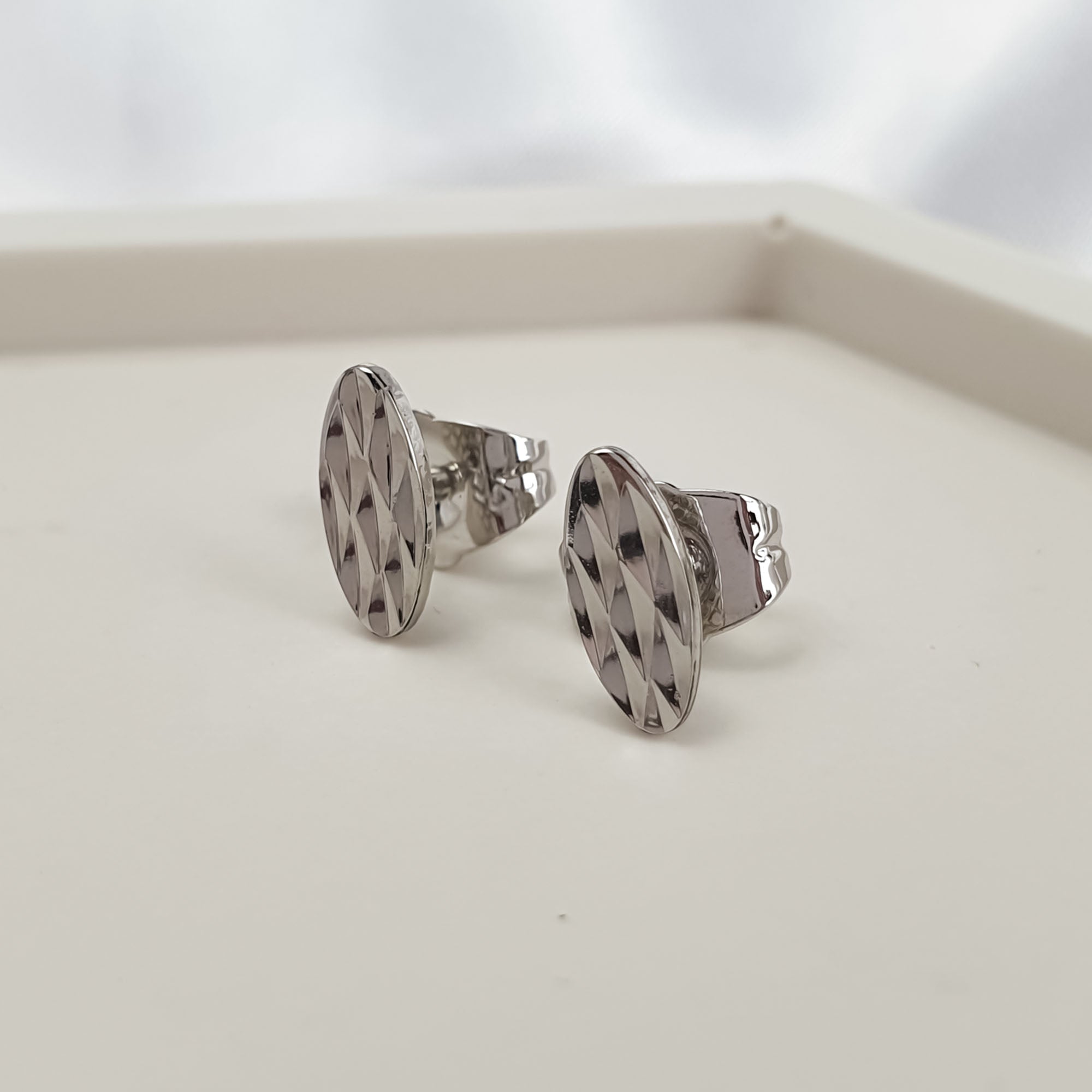 Nagliņas sudraba nokrāsā