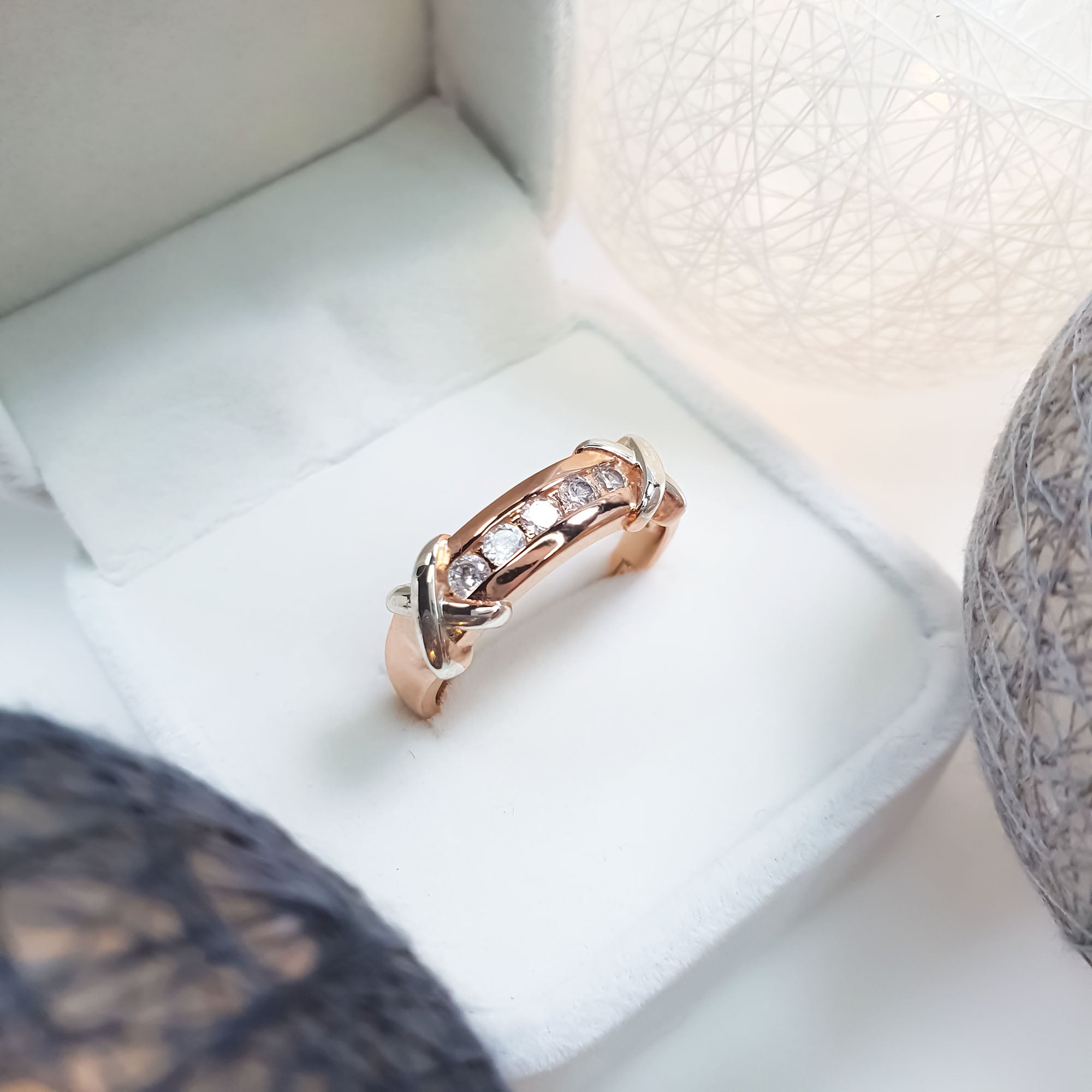 Gredzens ar sudraba toņa emalju