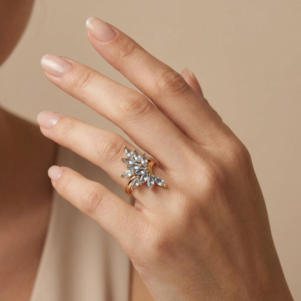 Daugiaakmenis žiedas su šviesiai mėlynais cirkoniais