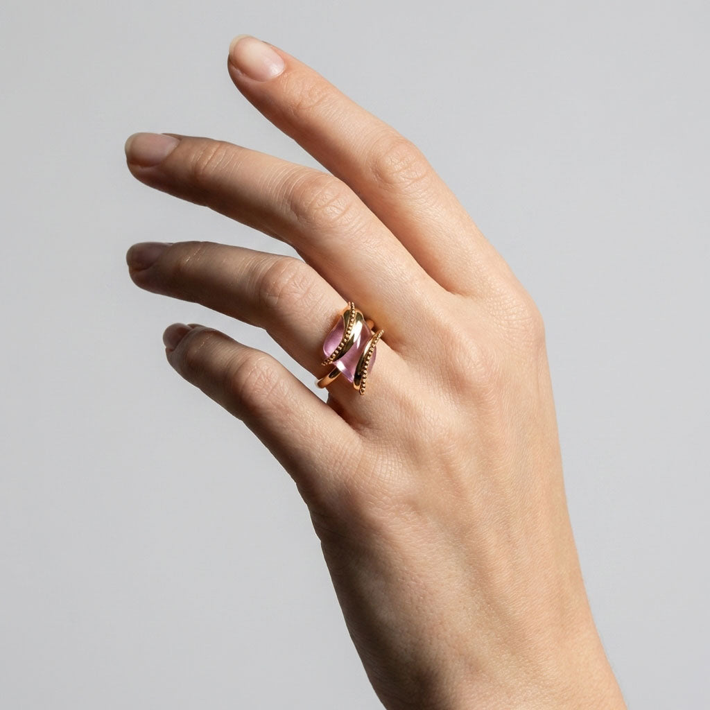 Кольцо с нежно-розовым камнем