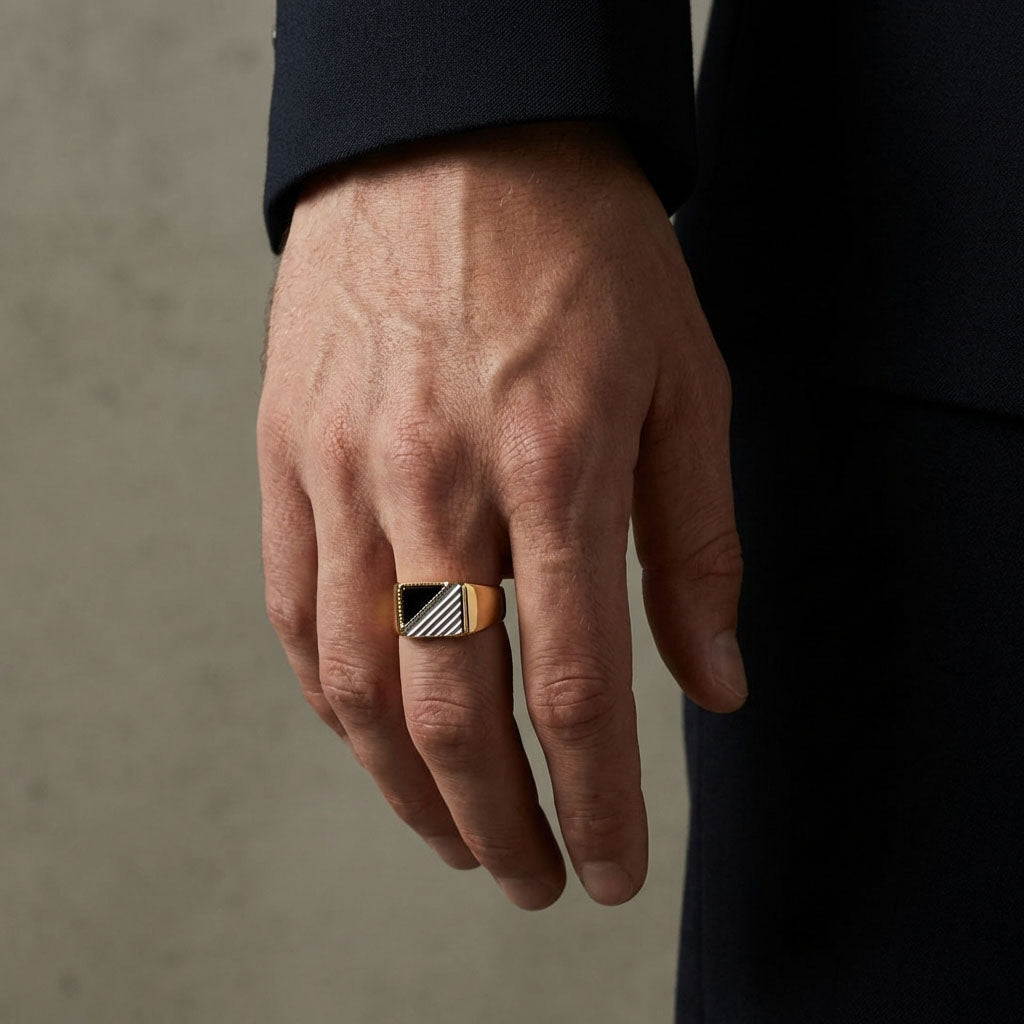 Мужское кольцо с чёрной вставкой и рельефом