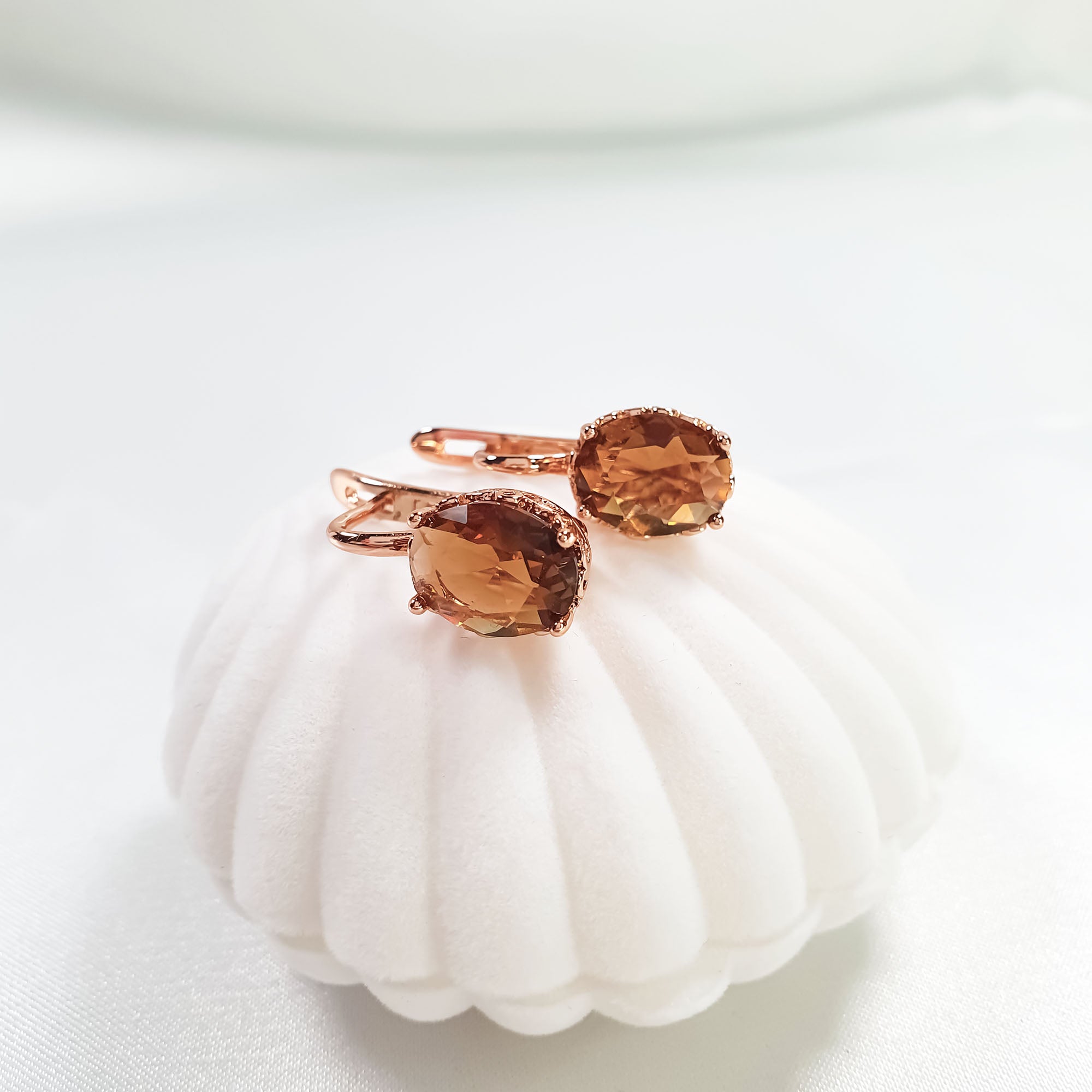 Kafijas cirkona auskari ar graciozu apdari