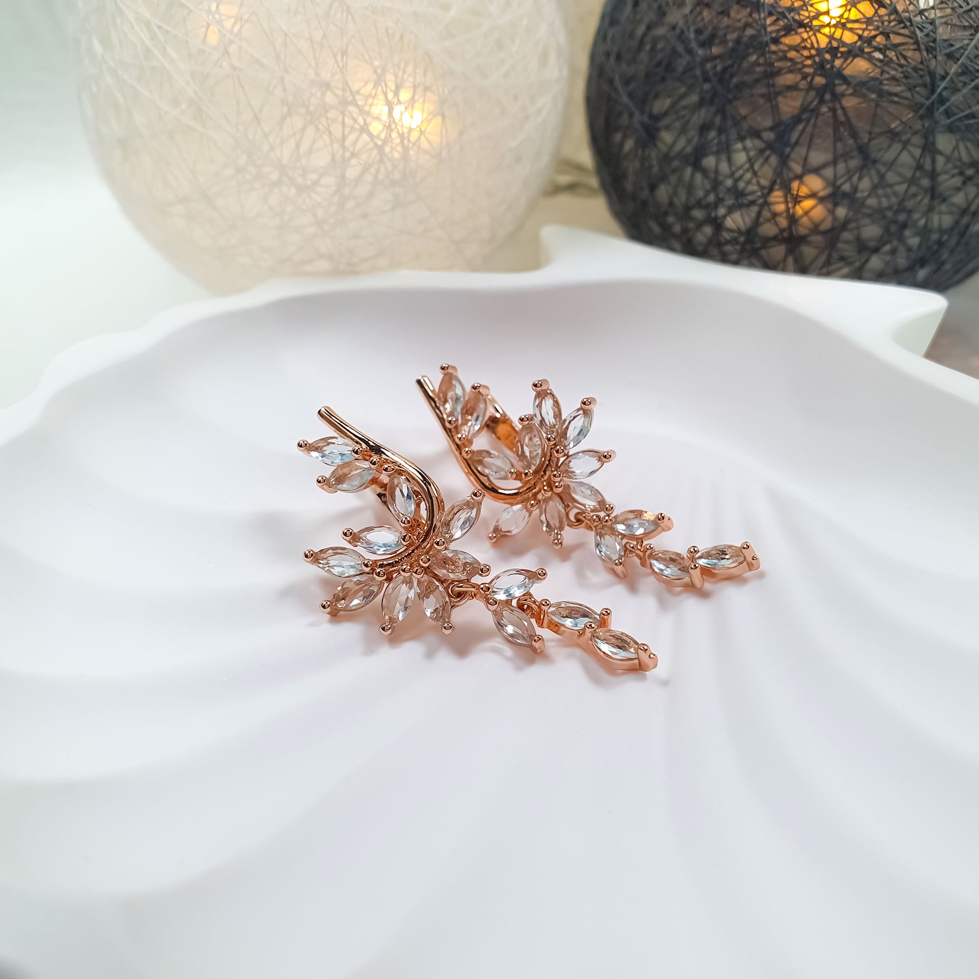 Zelta toņa auskari ar kaskādējošu cirkonu izkārtojumu