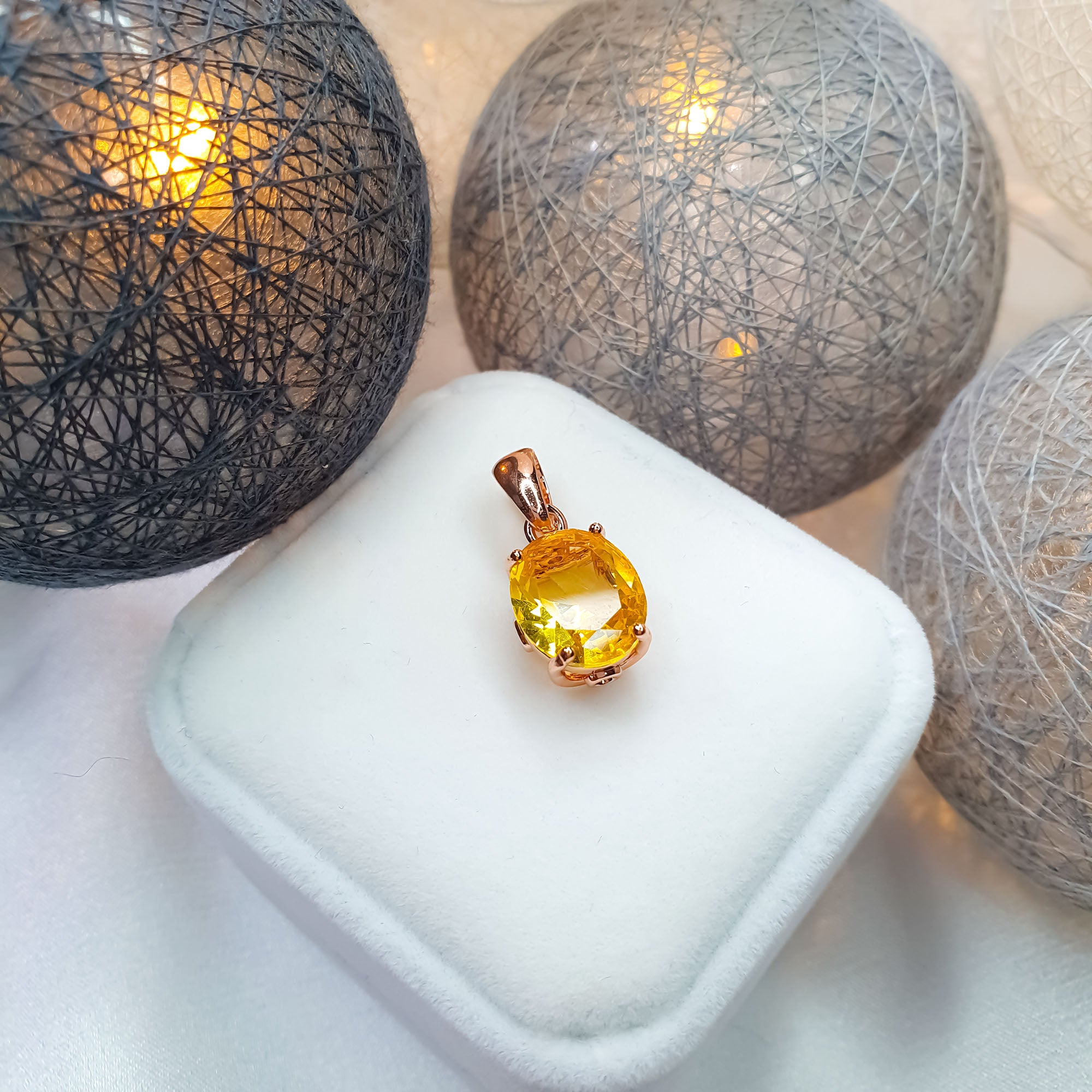 Saulains kulons ar dzidru cirkonu