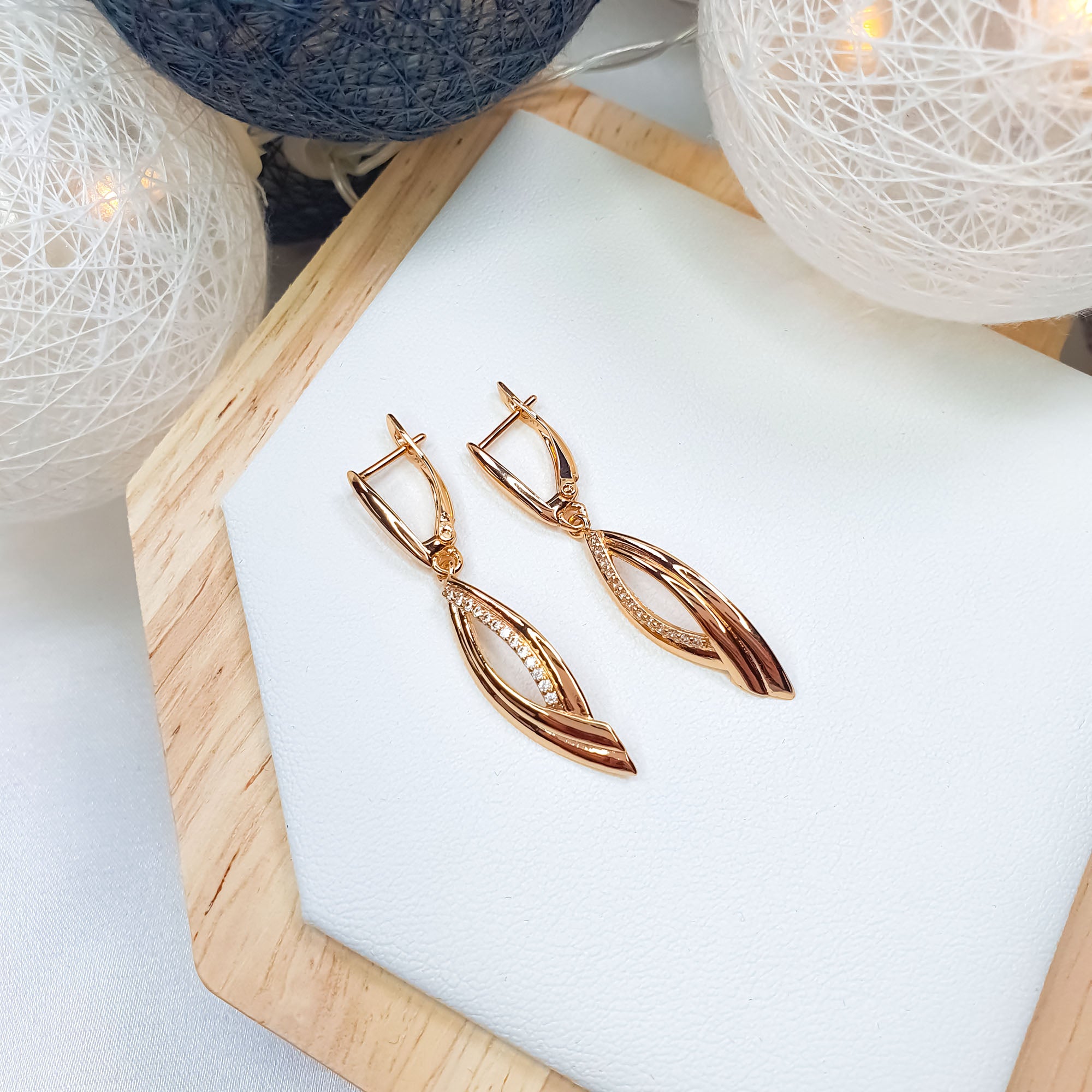 Divdaļu auskari ar piliena formas kontūru un cirkoniem malā