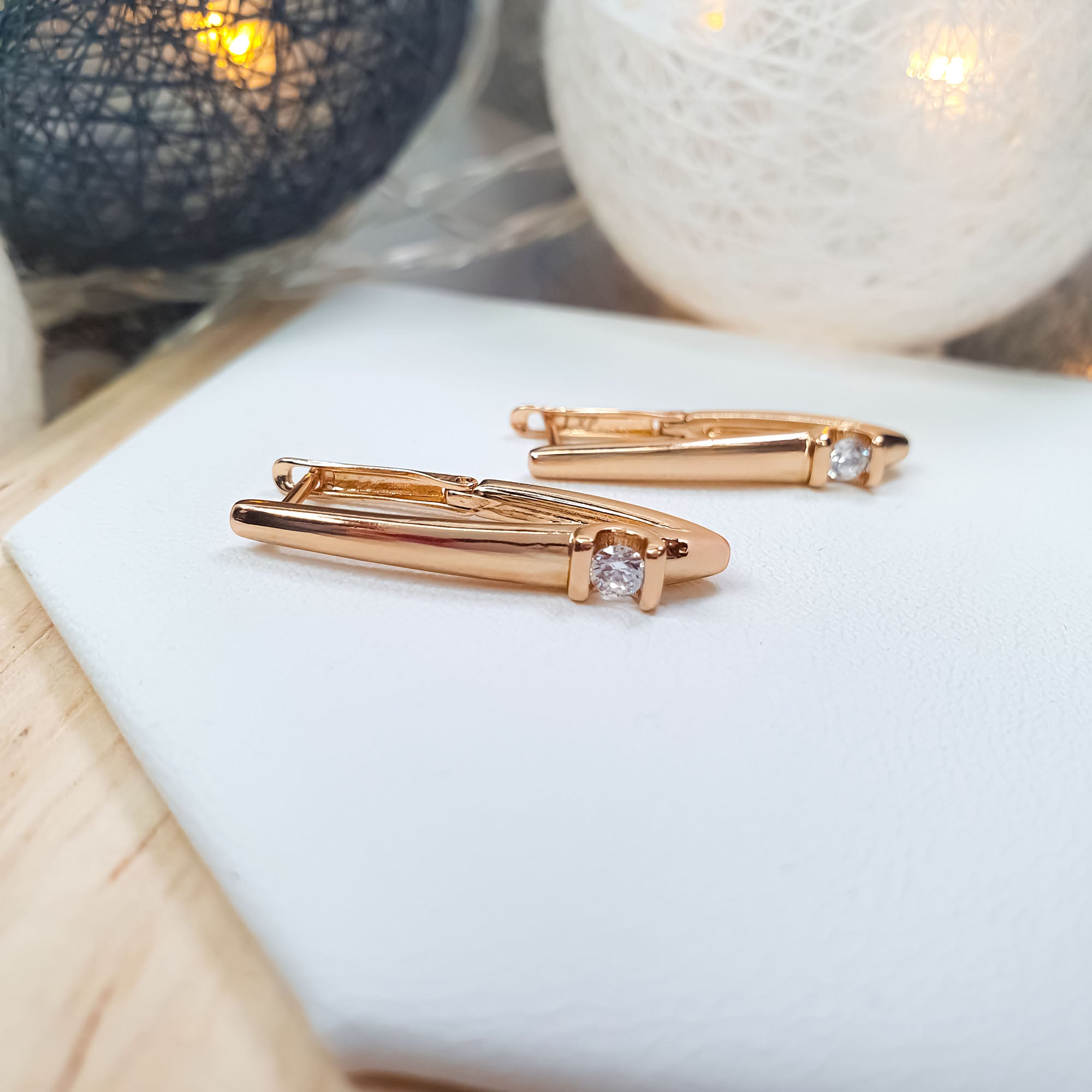 Gareniski auskari ar atvērtu priekšpusi un balta akmens akcentu