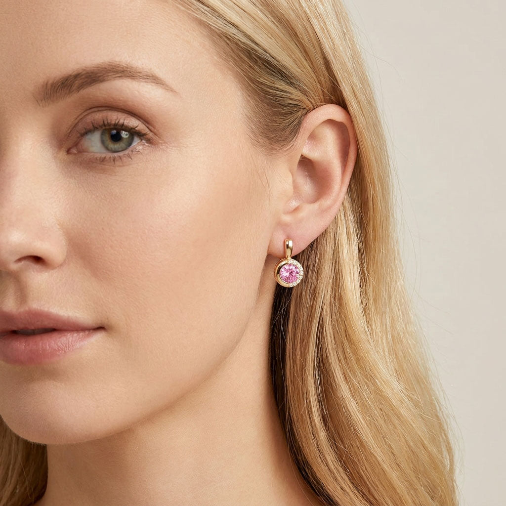 Apzeltīti auskari ar rozā cirkonu