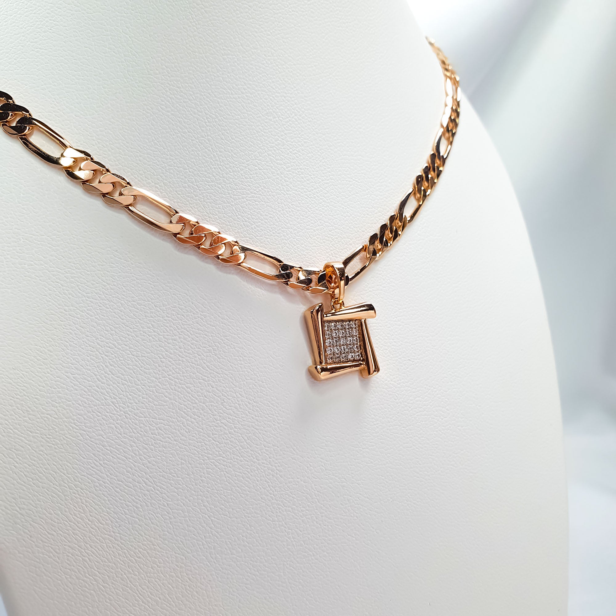 Moderns sieviešu piekariņš ar 18K zelta pārklājumu un baltiem akmeņiem