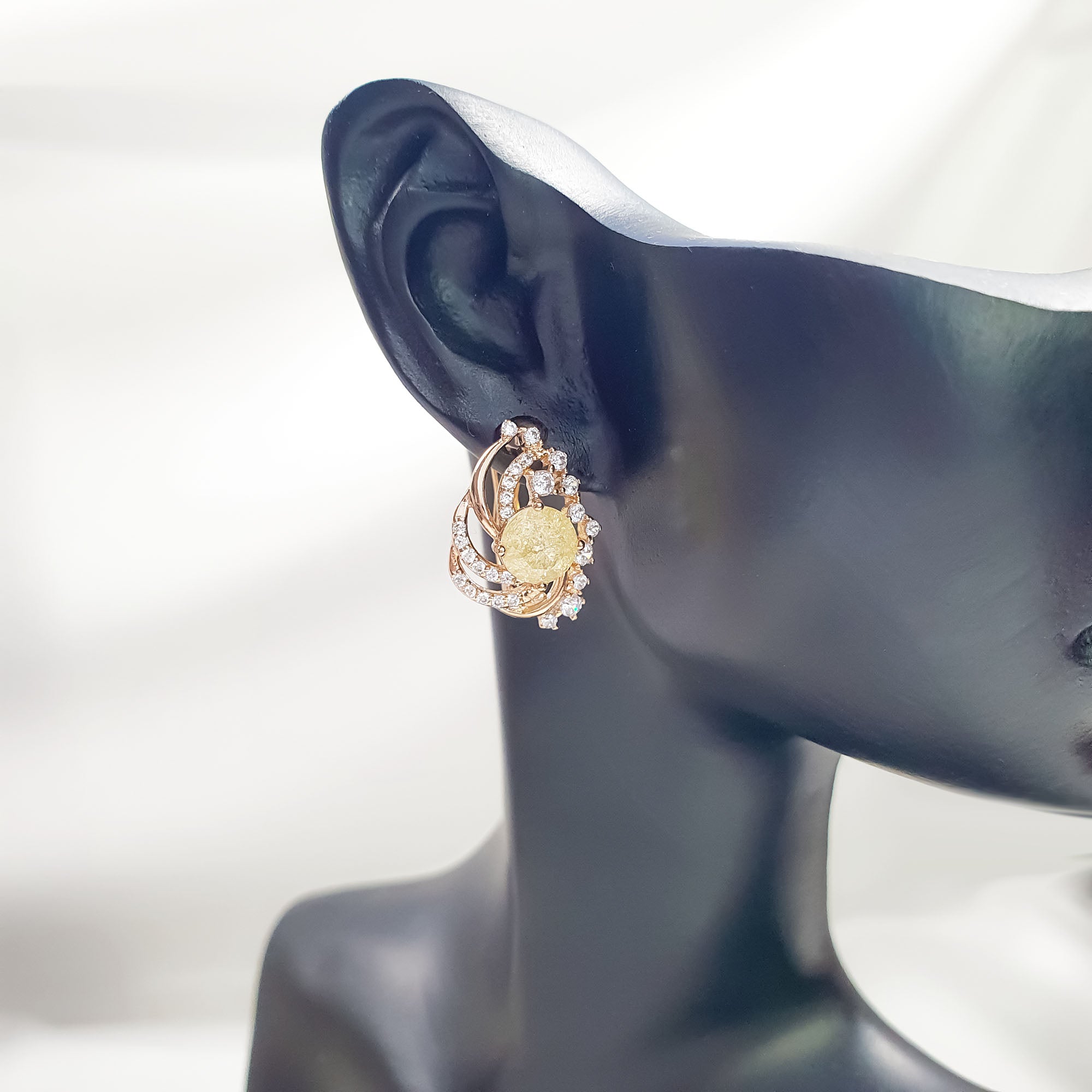 Divkrāsu cirkona auskari dzeltenā un baltā tonī ar spīdīgu apzeltītu pamatni